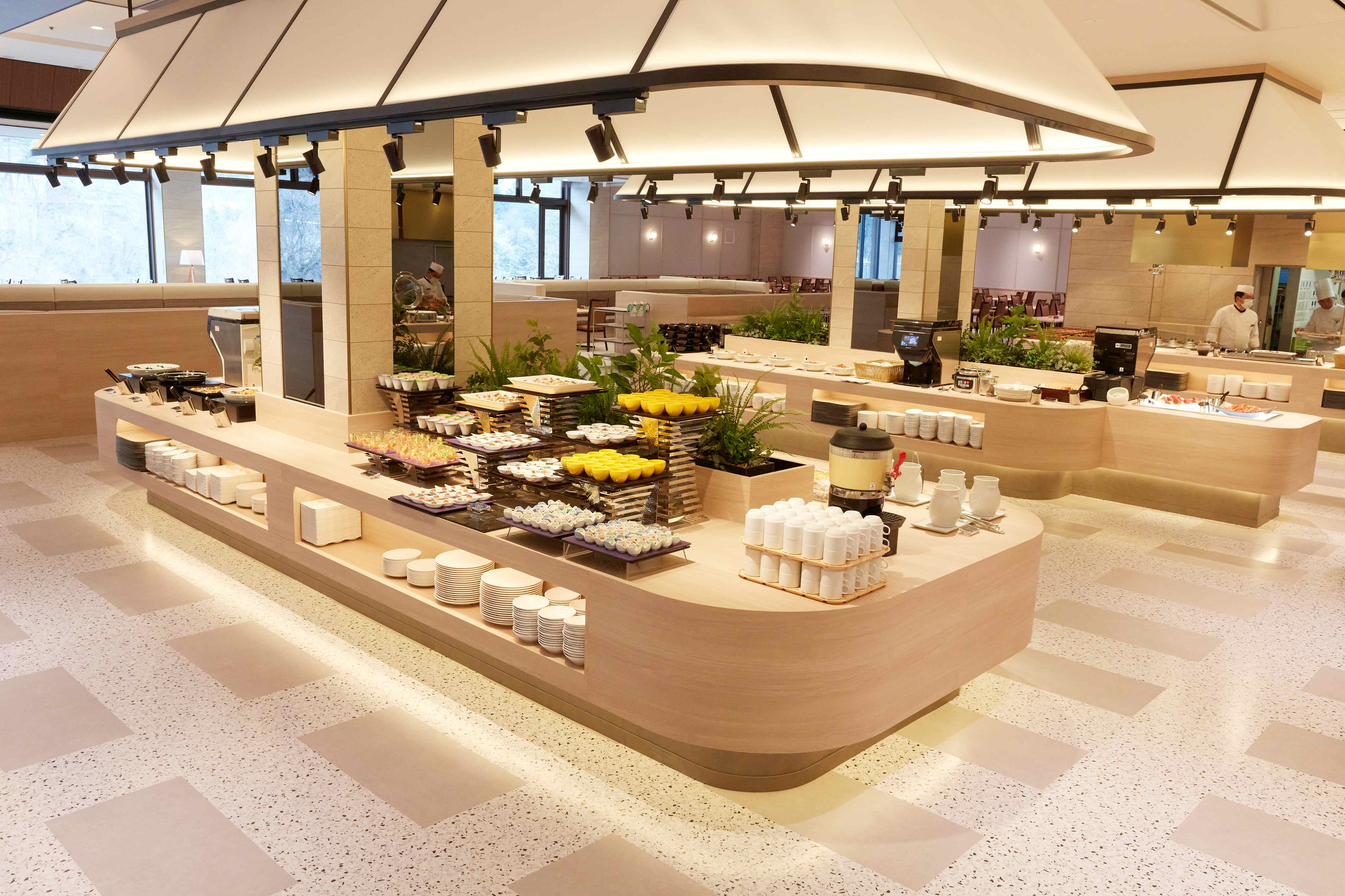 ビュッフェ、宴会場など、館内にある多彩な施設で接客サービス全般をお任せします。