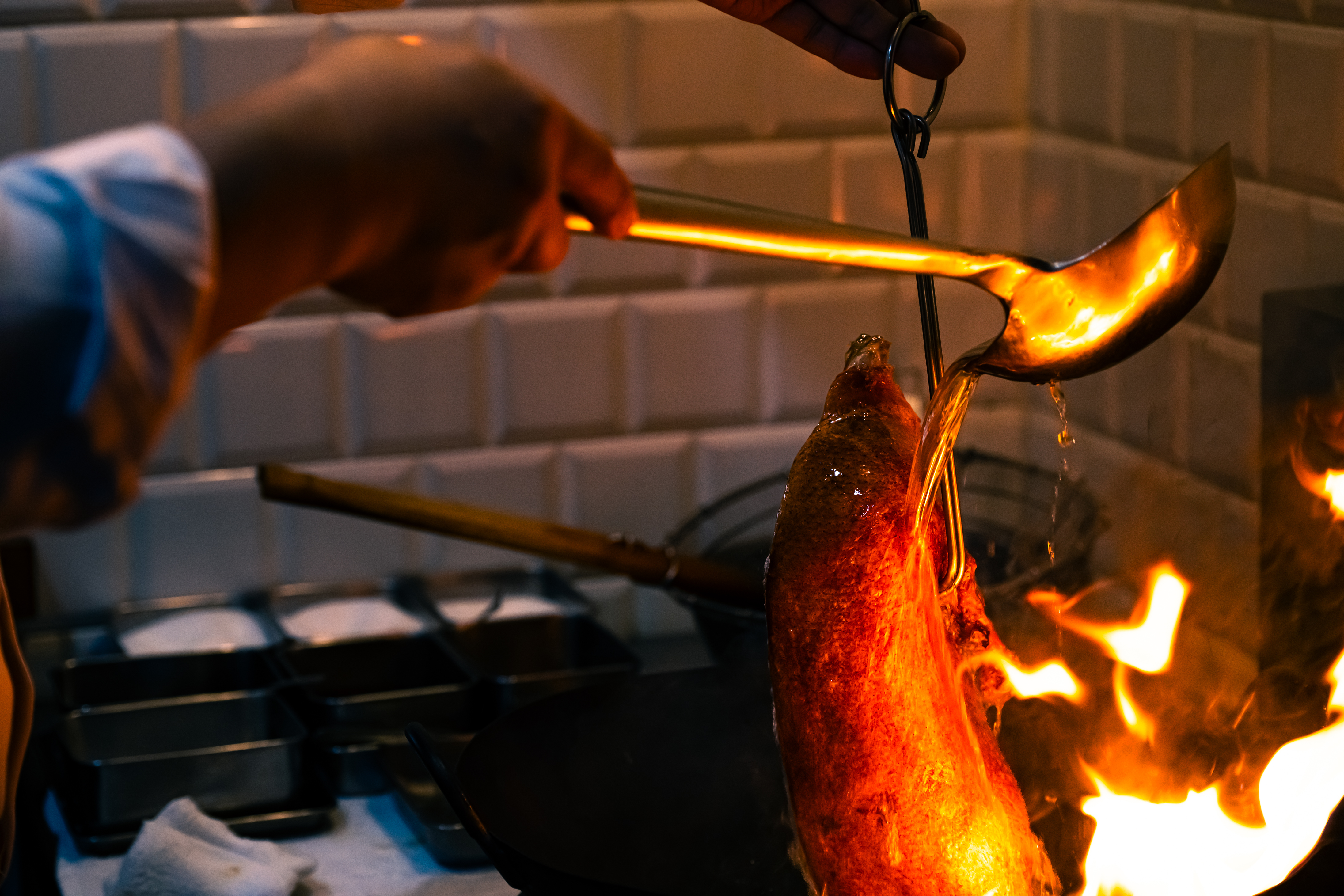 カウンター越しに感じる調理の熱気。 料理人の手仕事を間近に楽しめるオープンキッチンです。