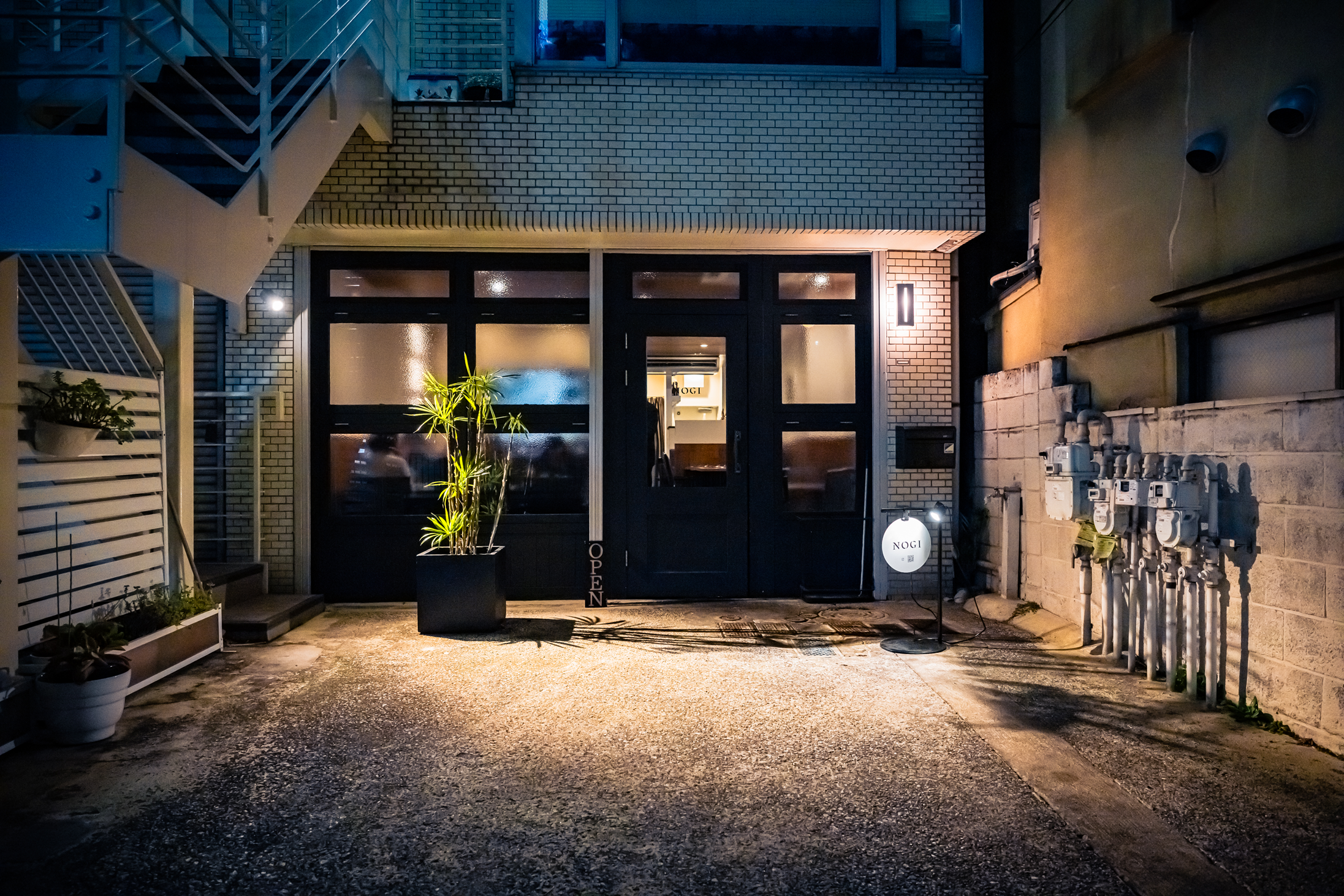 落ち着いた灯りに包まれる、大人の隠れ家。 肩肘張らずに本格中華とワインを楽しめる空間です