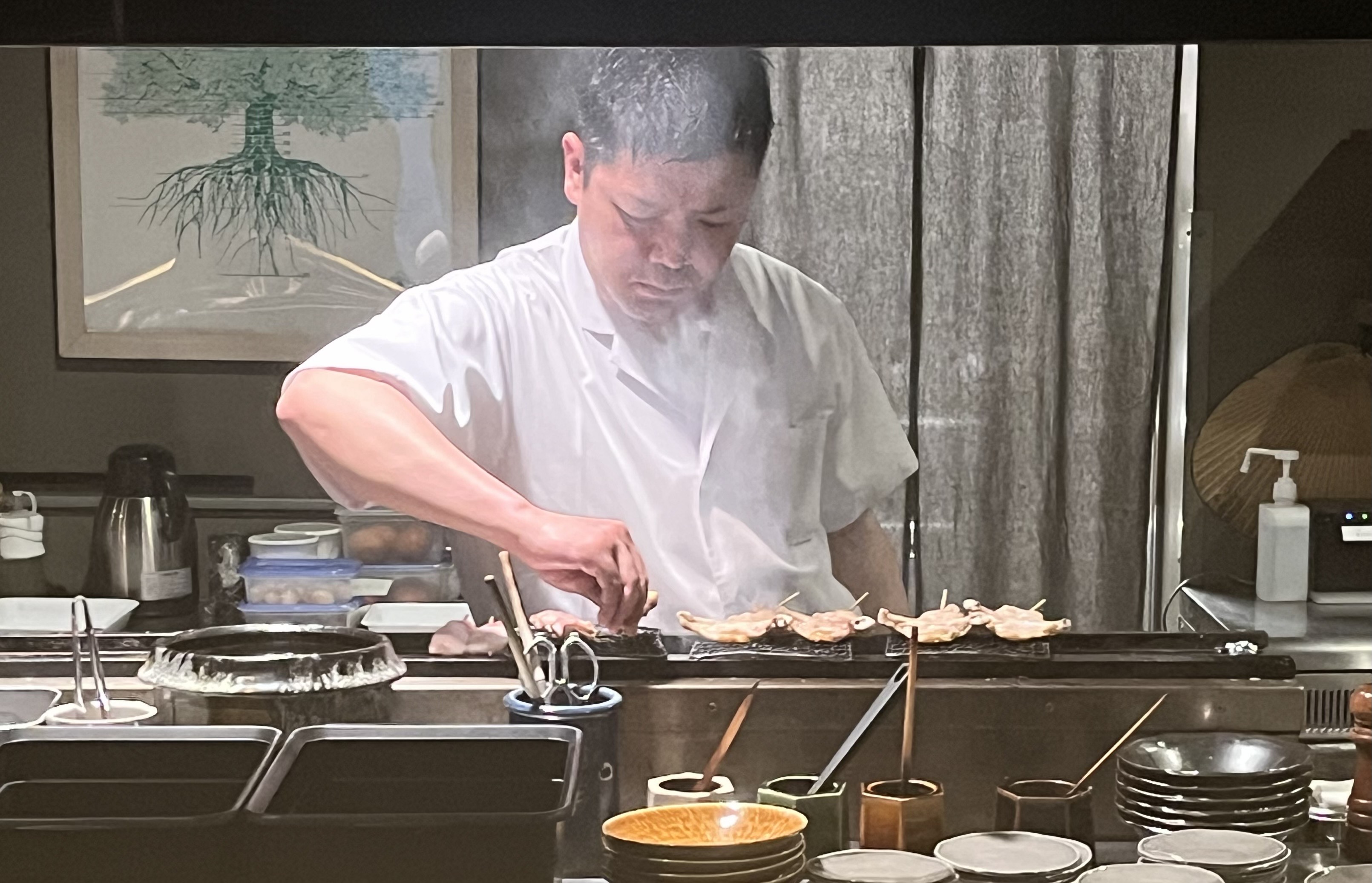 “この一本に、全部を込める。” 仕込み・焼き・盛り付けまで。妥協しない焼鳥の世界を体感。