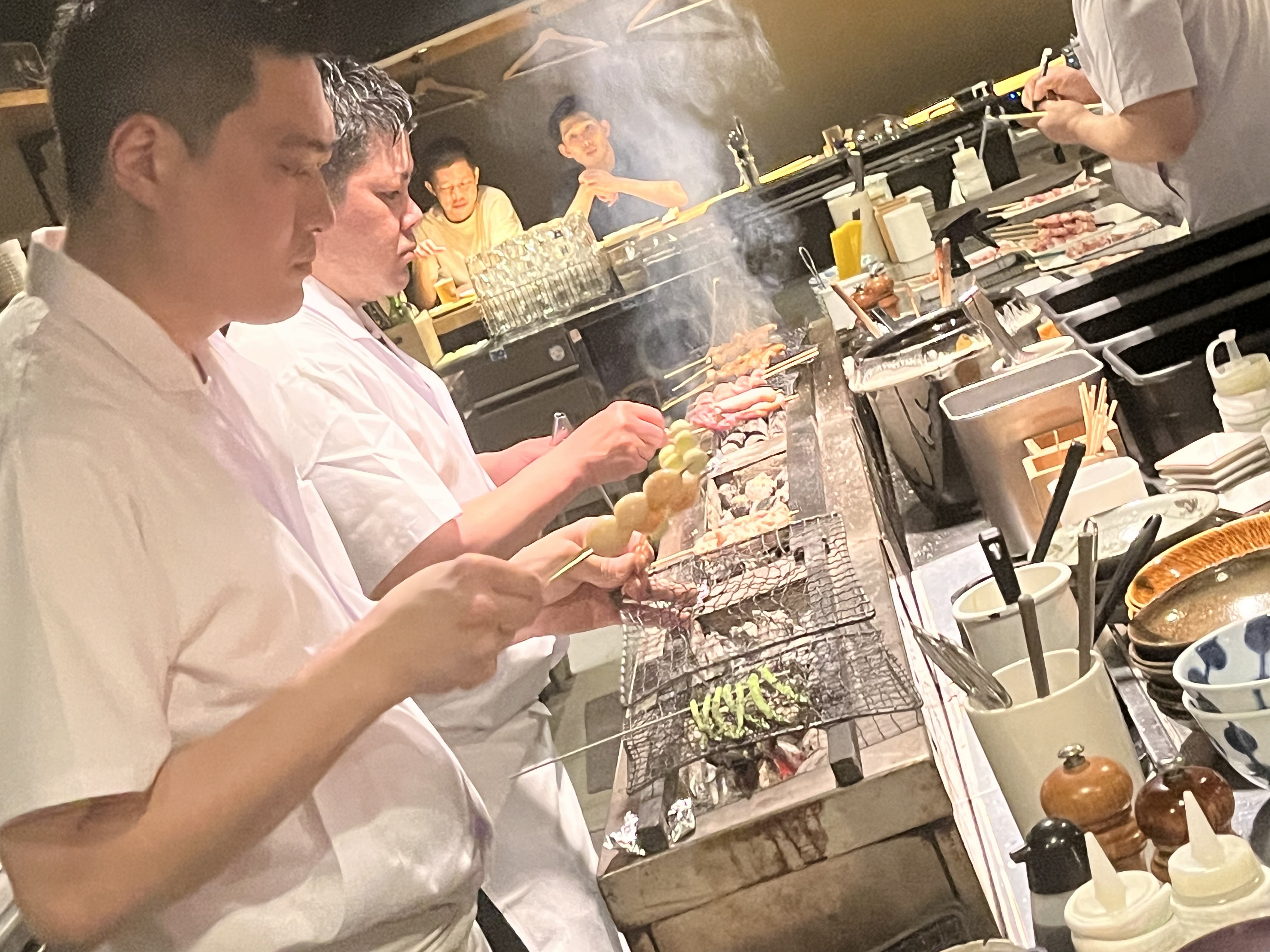 丸鶏のさばき方から部位ごとのカット・串打ち・焼き方まで、焼鳥に必要な工程をすべて学ぶことが可能!