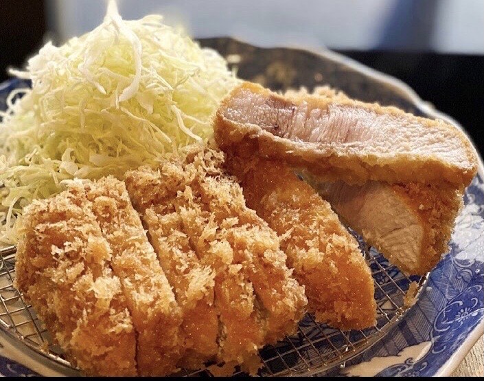 ラードで香ばしく揚げたとんかつと、天城軍鶏のチキンかつ。素材と手仕事が生きる定食を提供。