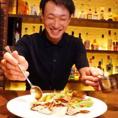 カウンター越しにお客様と会話をしたり、自分のつくった料理を直接ご紹介できる場面もあります。