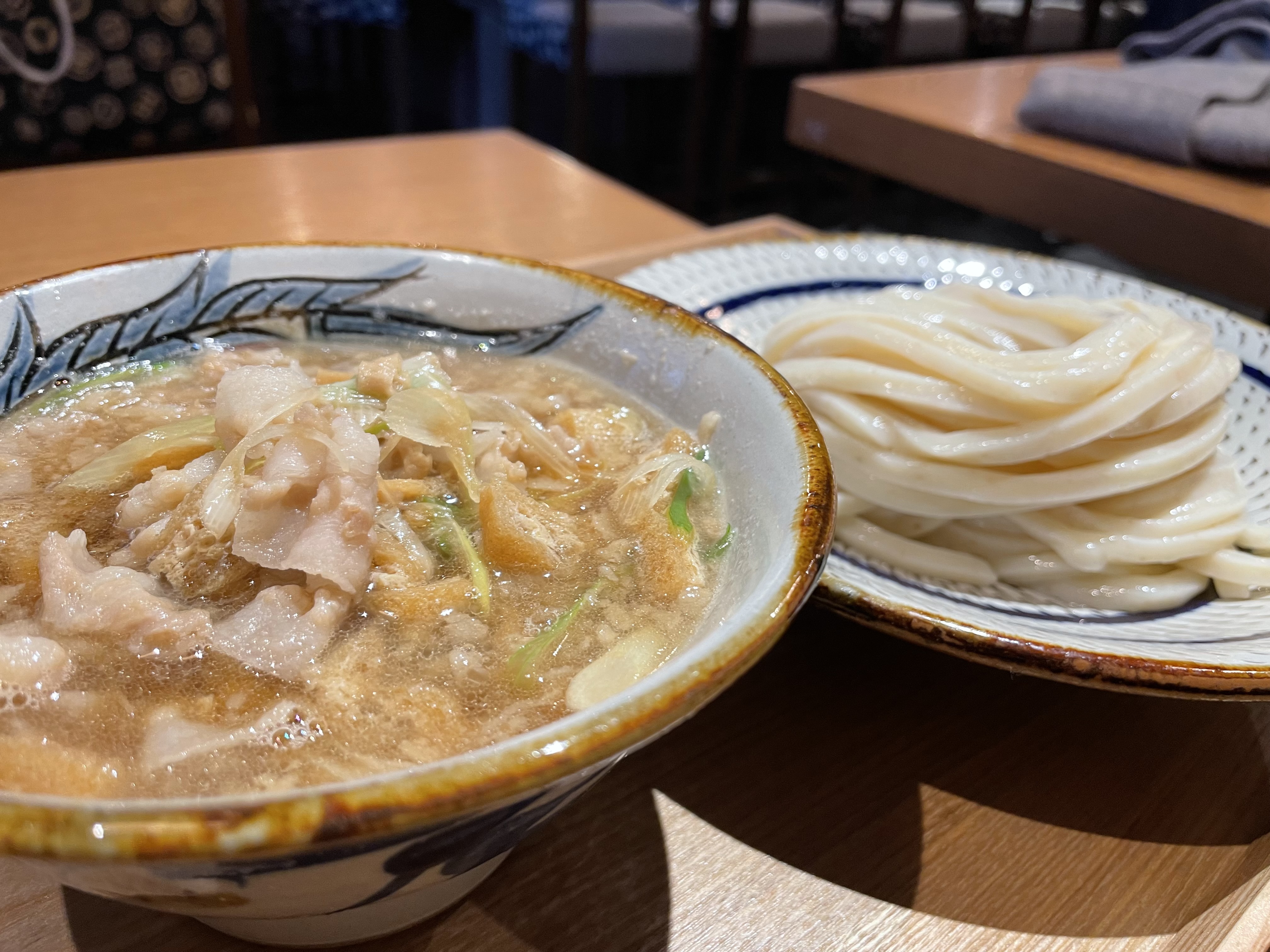 名物「肉汁うどん」は、コシ強めの自家製麺と濃厚だしの黄金コンビ。