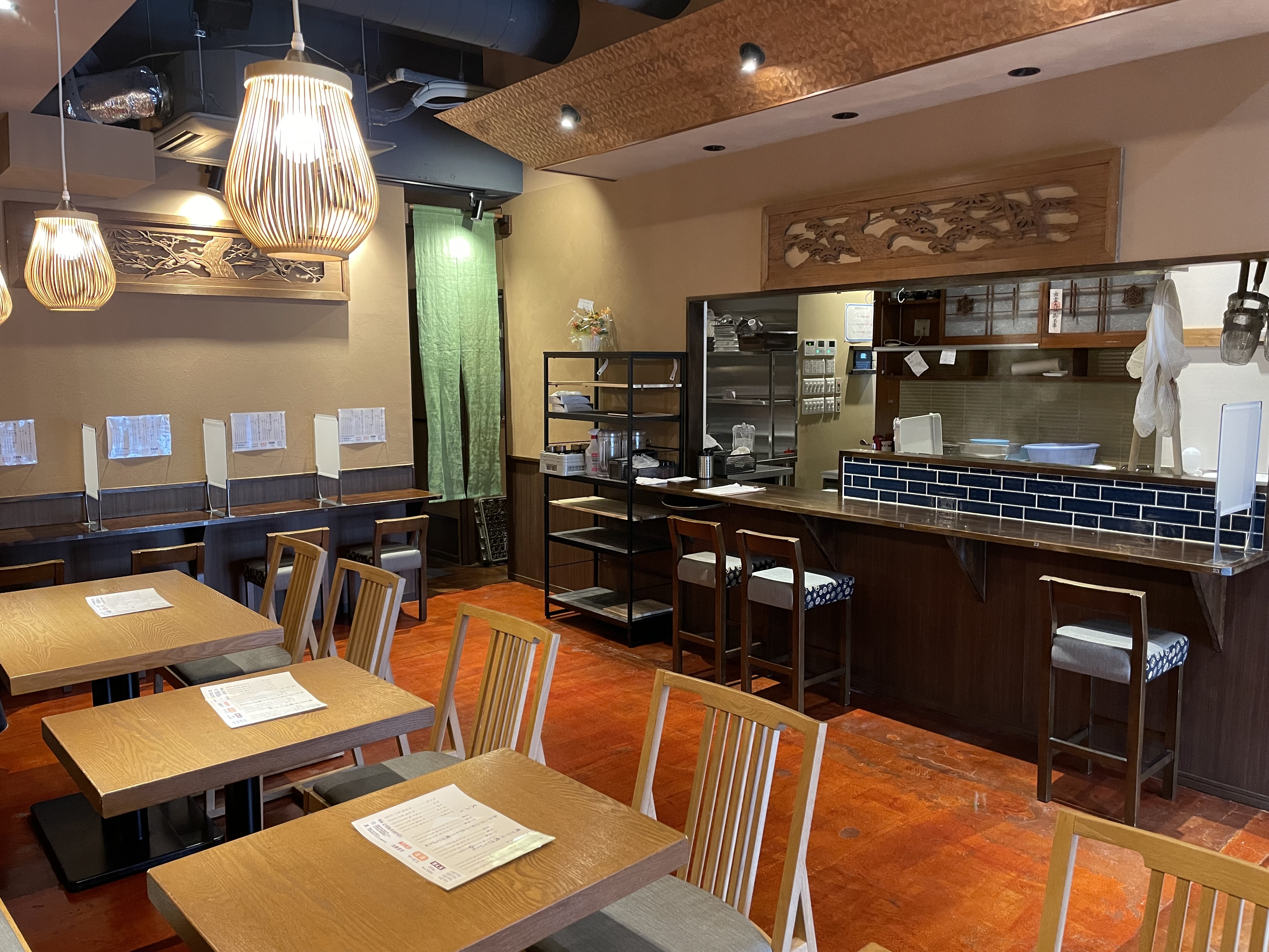全粒粉の香りがふわりと広がる、落ち着いた空間が魅力の「蔵内」朝霞店。