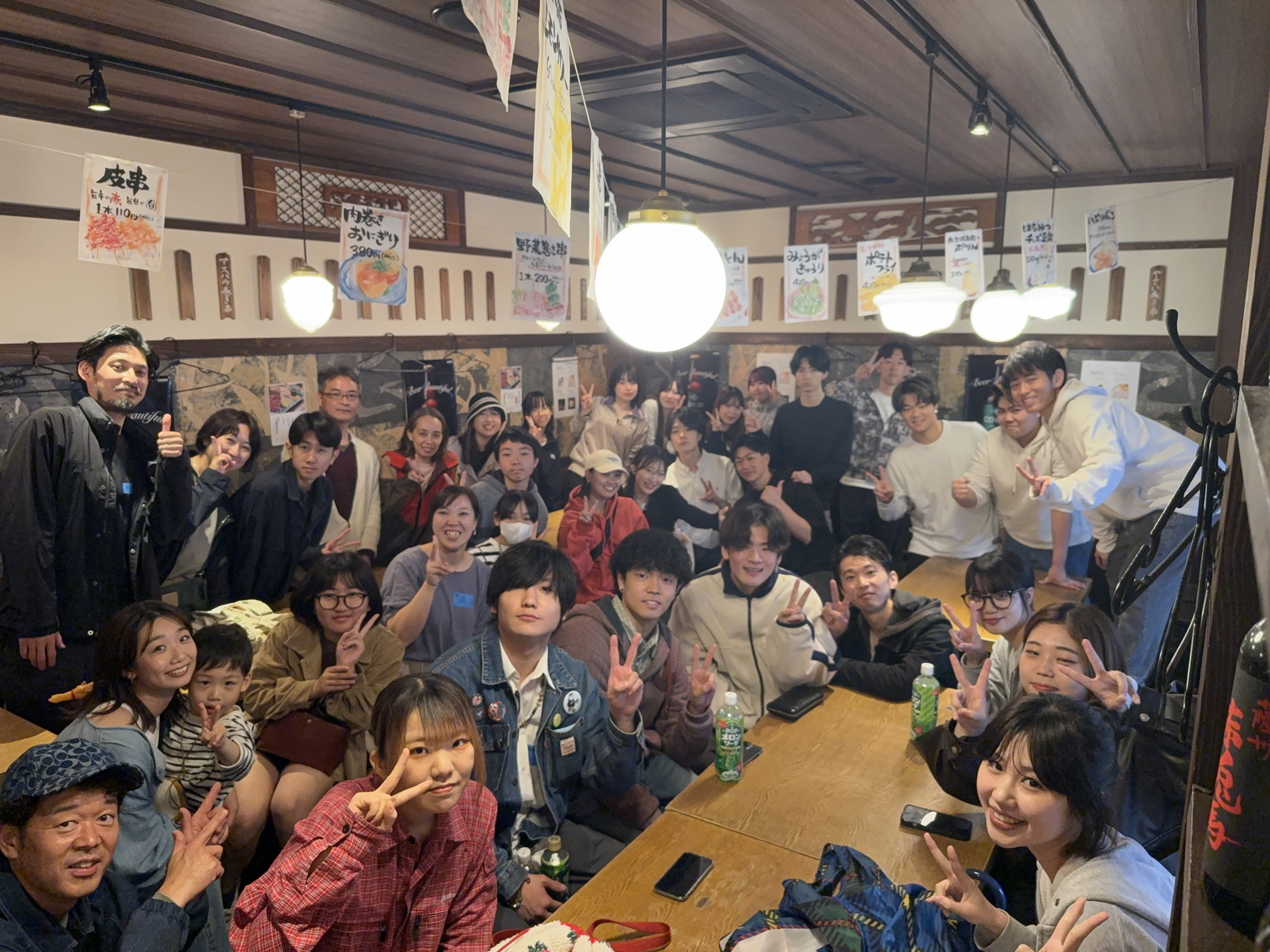 職場の垣根を超えた“いい関係”。飲み会でも自然と輪が広がります。