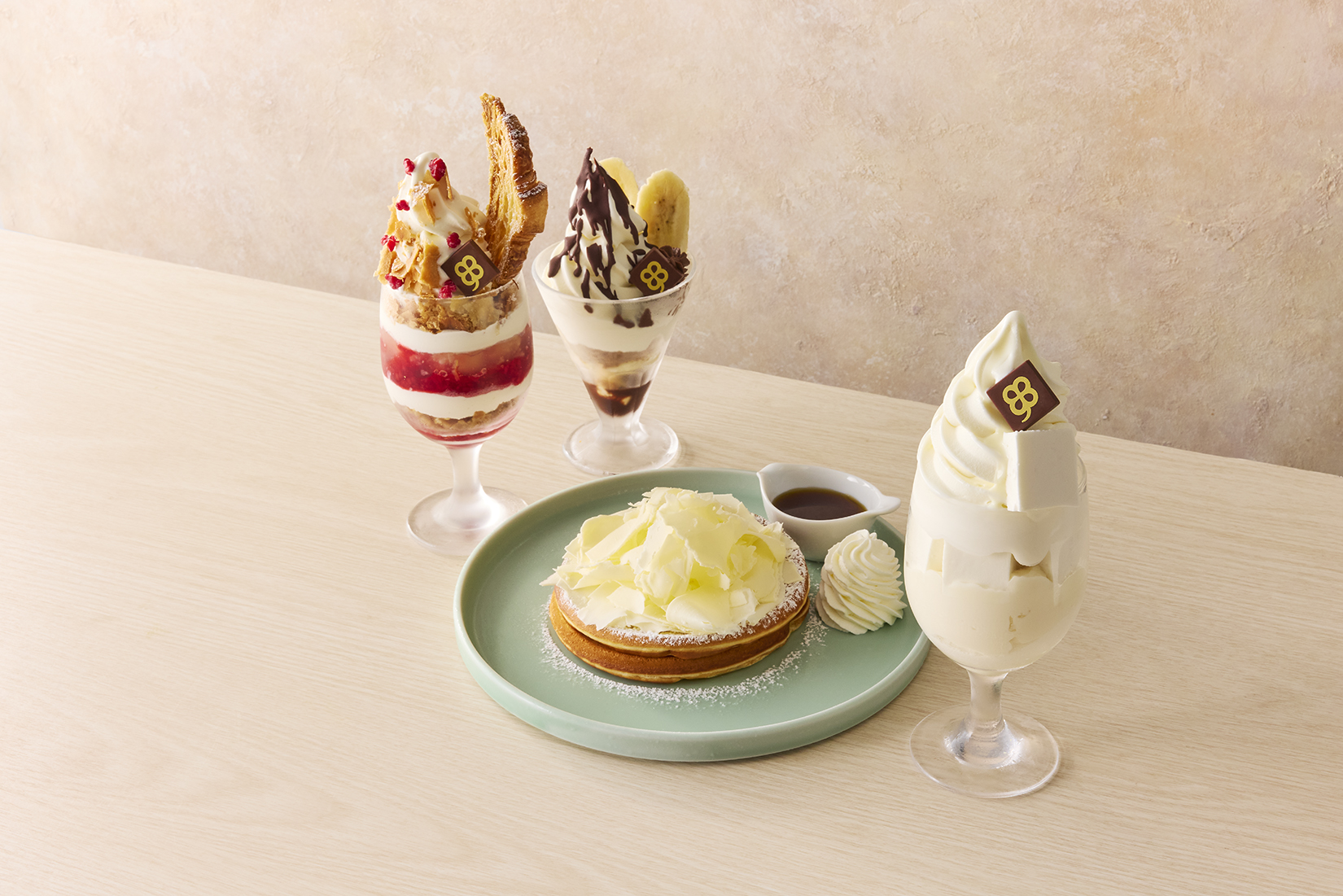 オリジナルのパフェやパンケーキ、よつ葉ソフトクリームなど人気スイーツも提供!