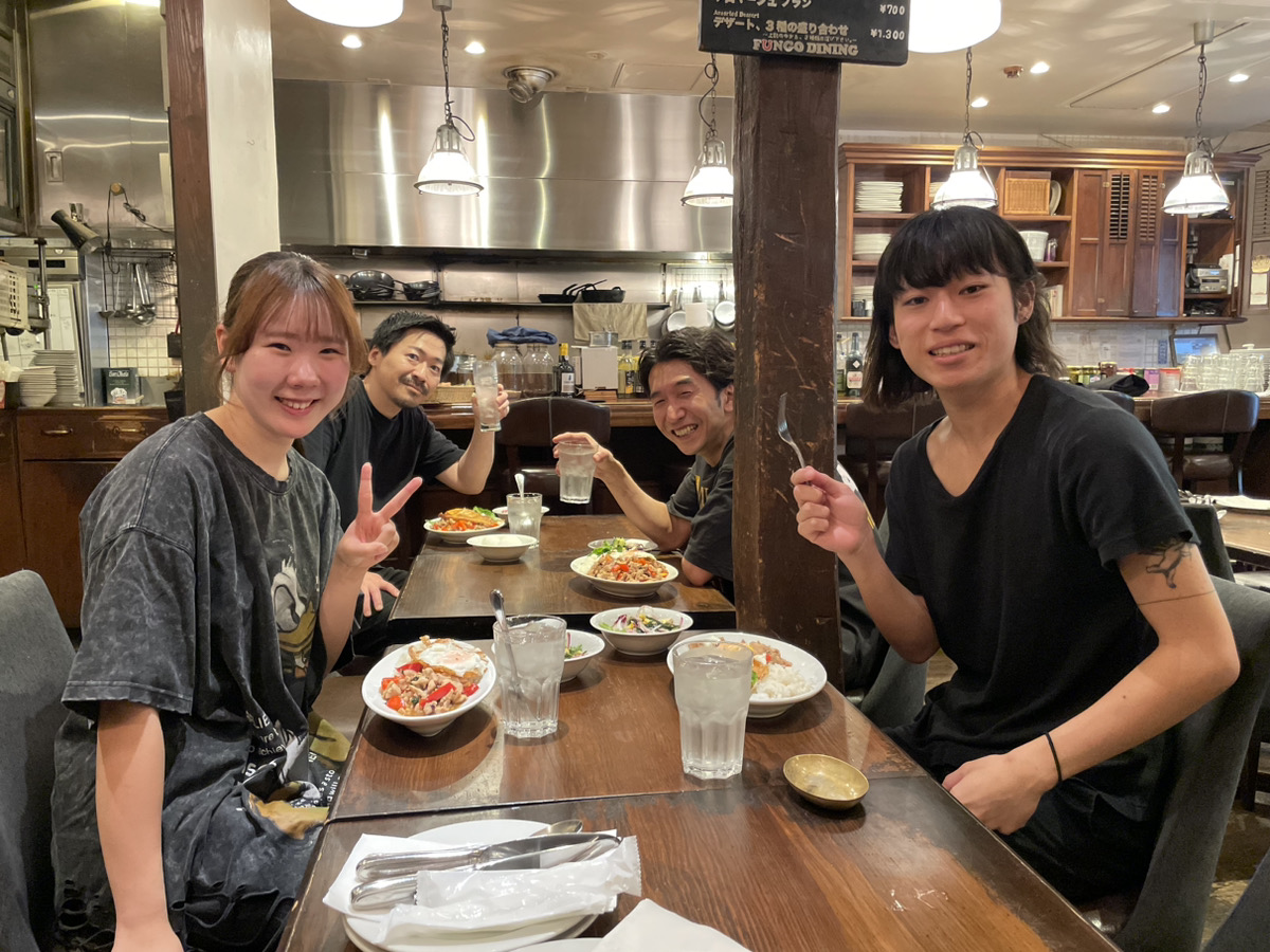 ポジションの垣根を越えてコミュニケーションを取りながら、チームで楽しく働ける雰囲気が魅力です。