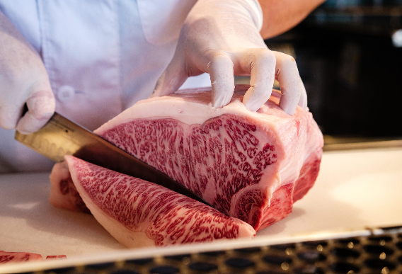 業界人も注目！全国から視察が集まる「肉の天満屋」ブランドの現場です。