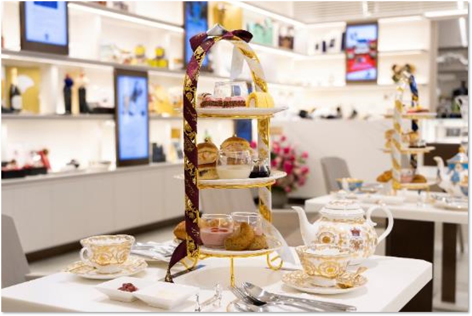 英国紅茶・ワイン・キャビアなど、希少性の高い商品を扱うカフェ併設型のセレクトショップです。
