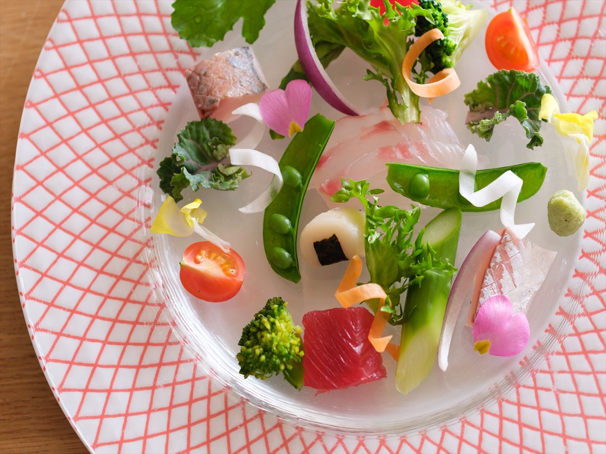 華やかなフレンチのようですが、味わいはしっかりとした“和食”を提供しています。