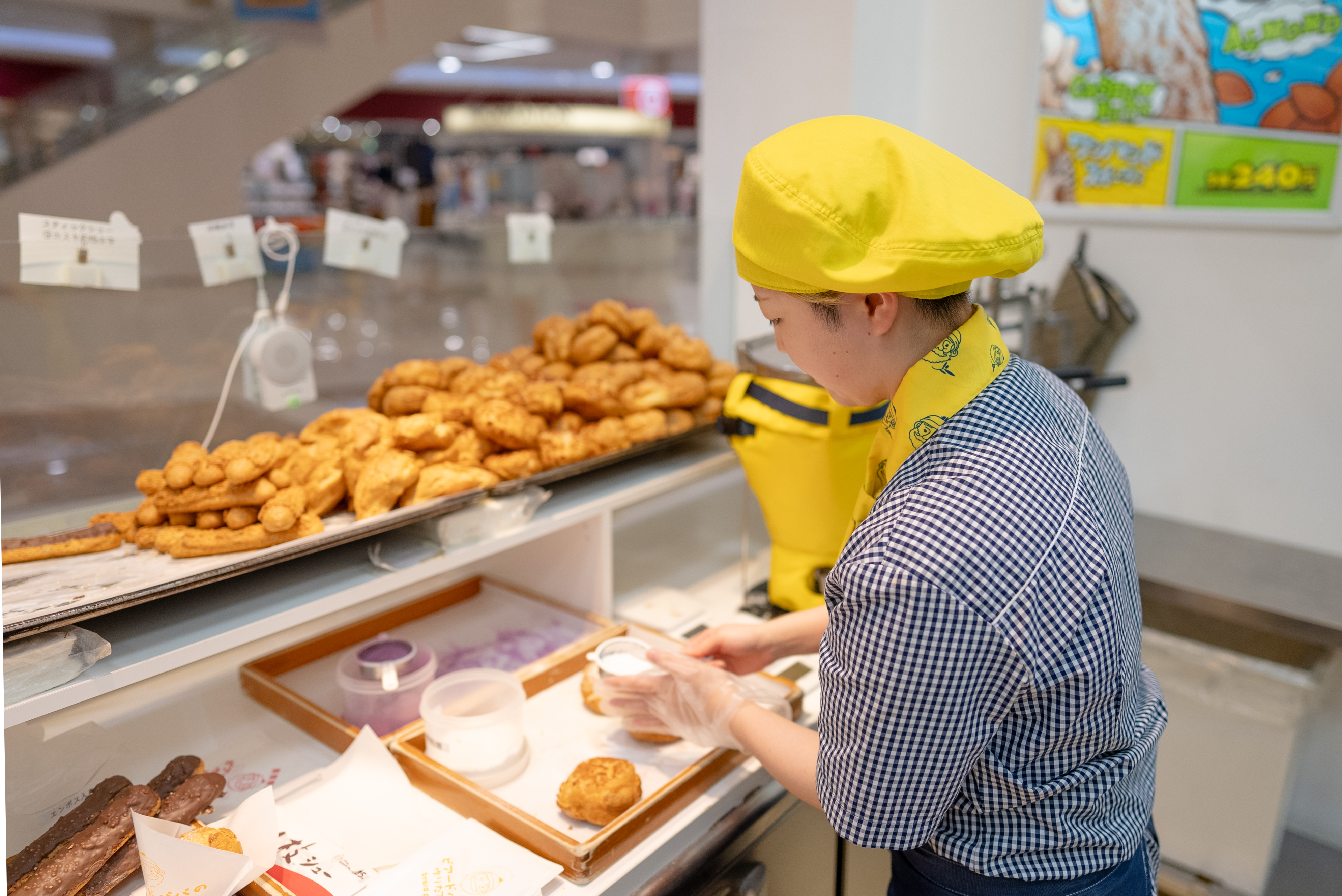 手作り感を大切に、クリームのふんわり感までこだわる製造現場。