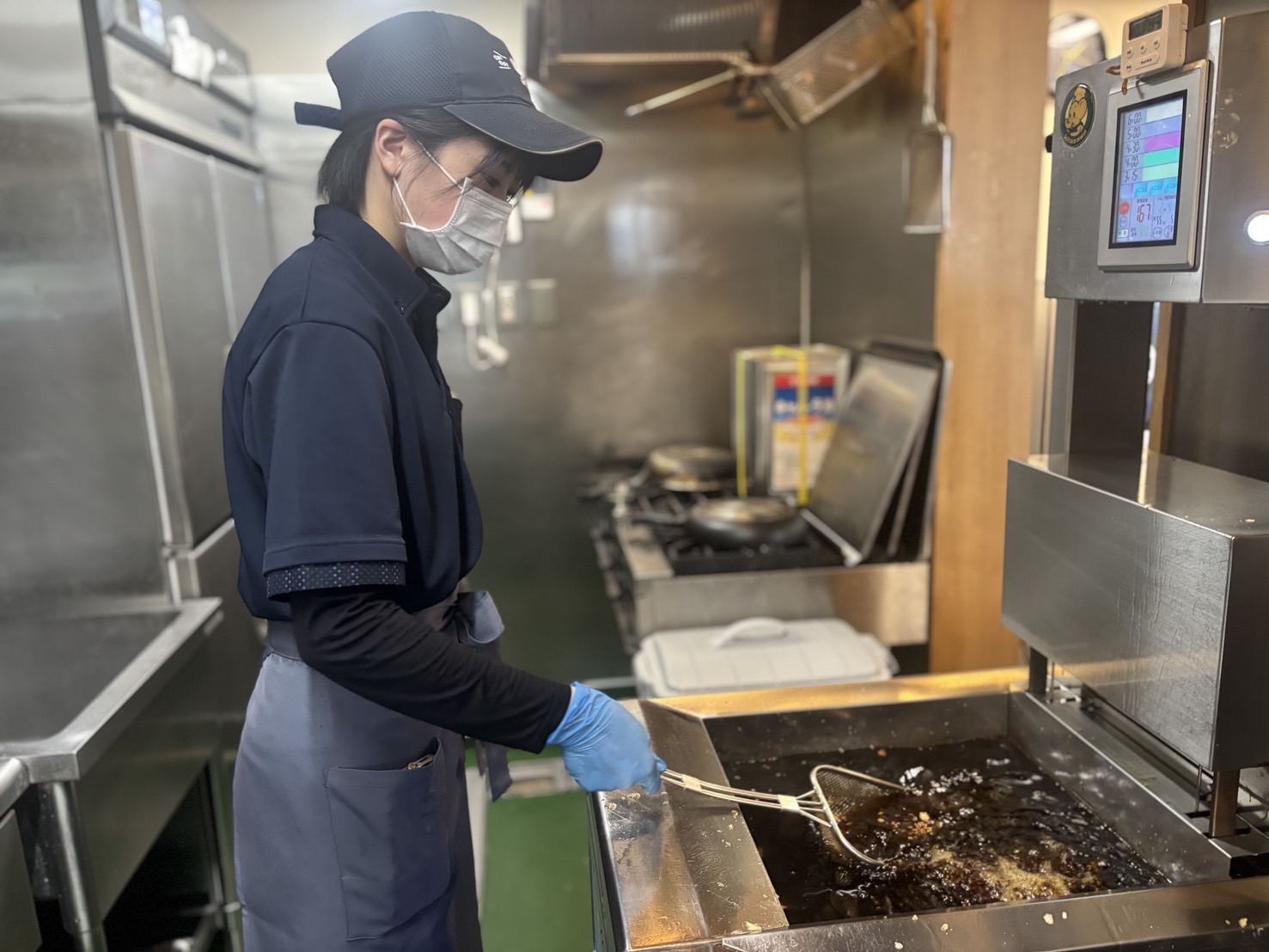 仕込みは最短20分!セントラルキッチンで仕込み済みだから、店舗では“揚げるだけ”でOK。