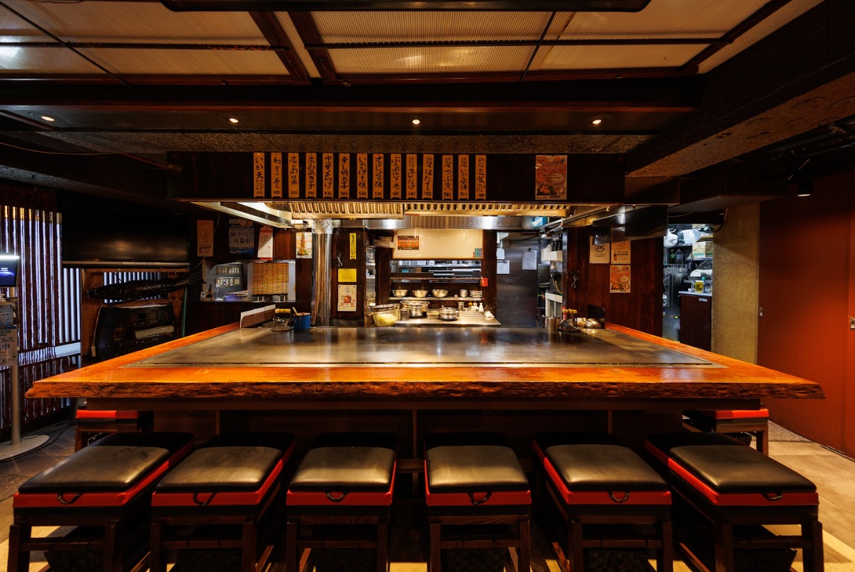 有名グルメサイト【百名店(2024年)】に選ばれる人気お好み焼き店の次代を担う存在に!