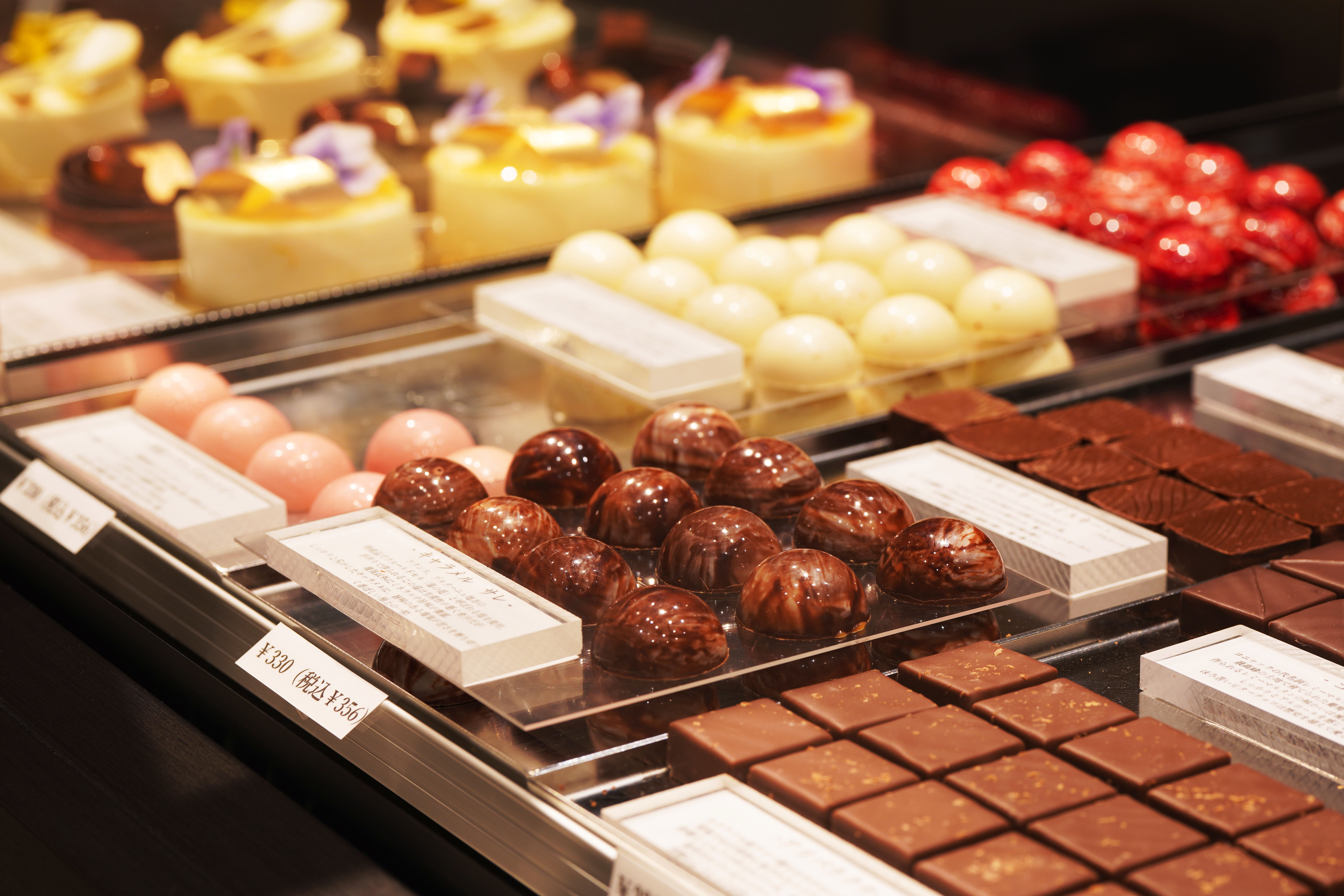 当店は、雑誌やテレビでもたびたび取り上げられる、話題のチョコレート＆スイーツ専門店です。