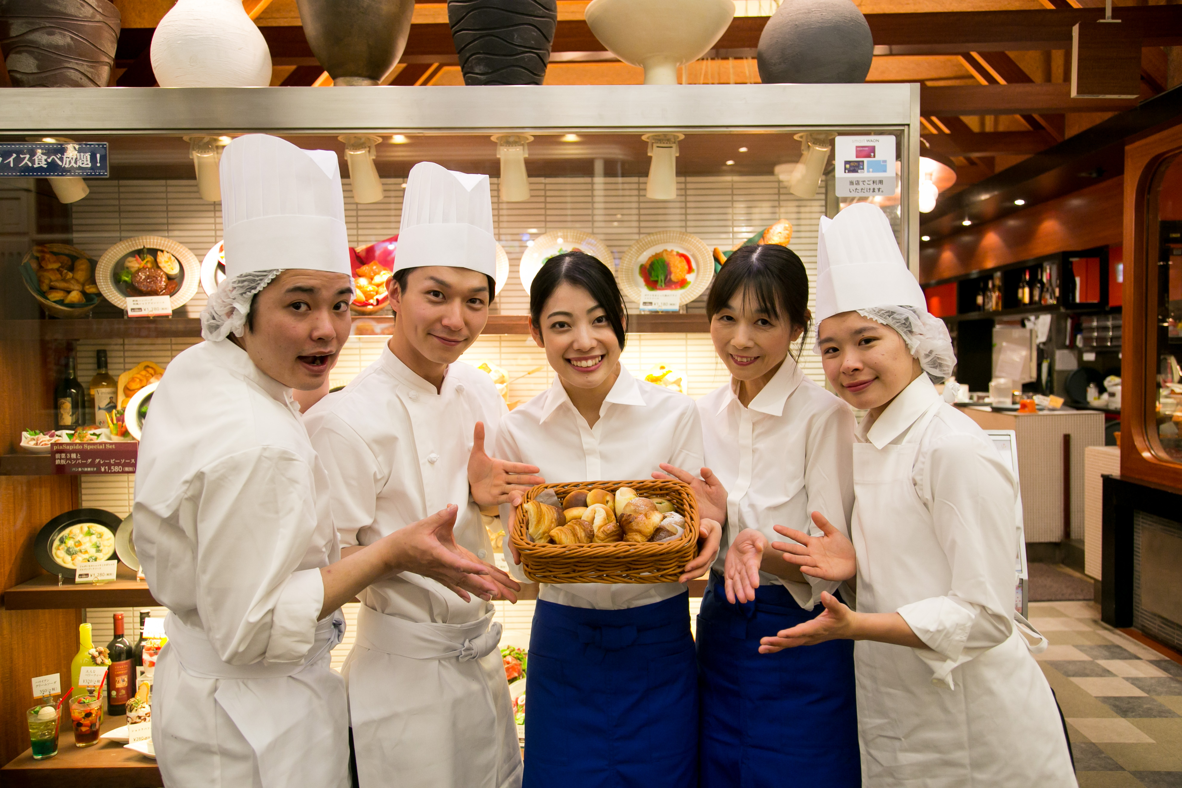 笑顔で丁寧な接客を心がけ、お客様との会話も大切にしていってください♪