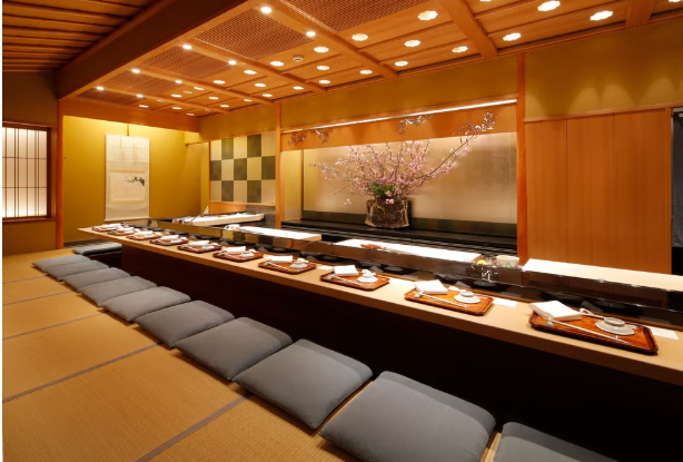 モダンな和風の空間と、上質なサービスで日本の“おもてなし”を体感できる銀座の名店「久兵衛」。