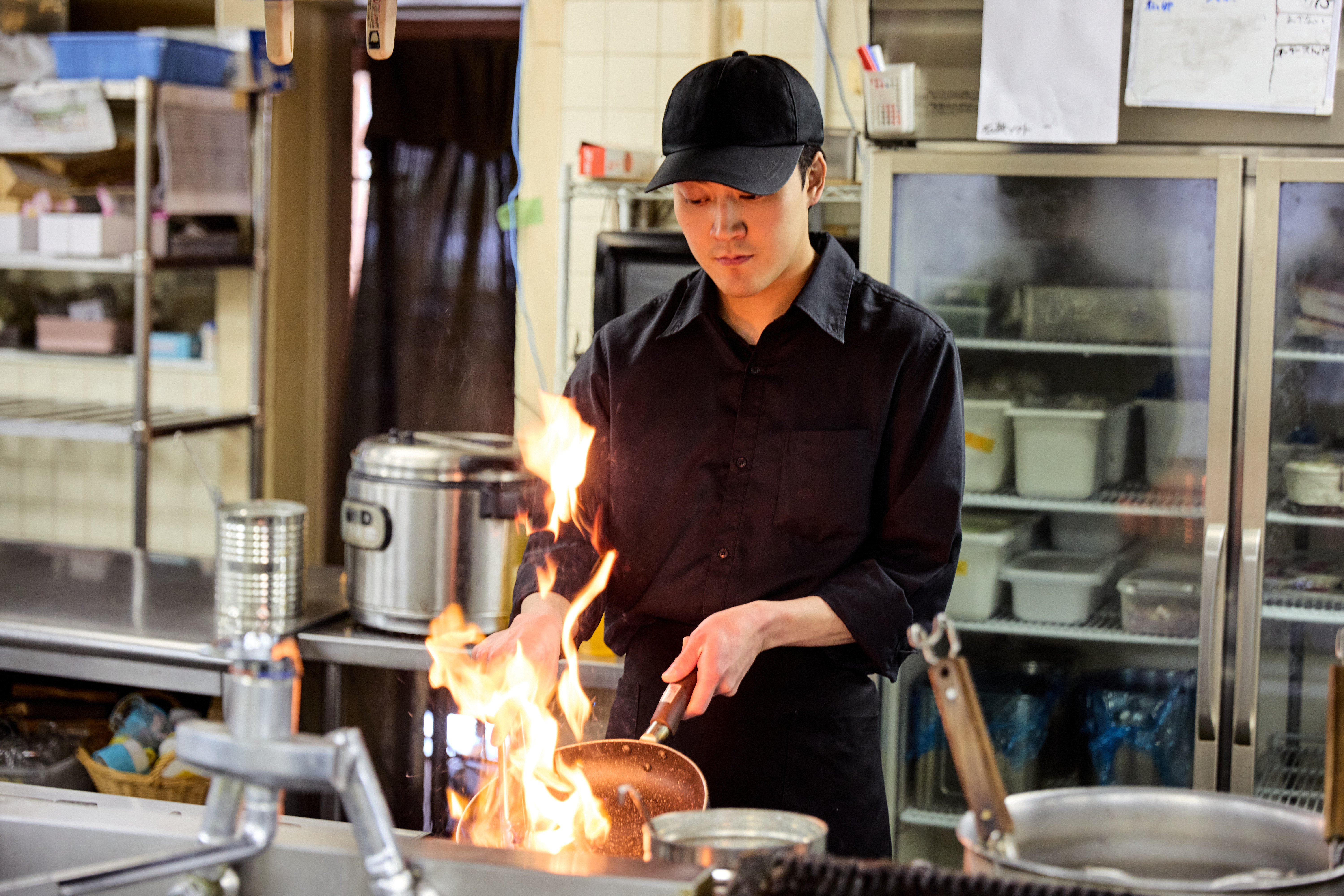 仕込みや調理だけでなく、ライブキッチンでの“魅せる”調理もお任せします!