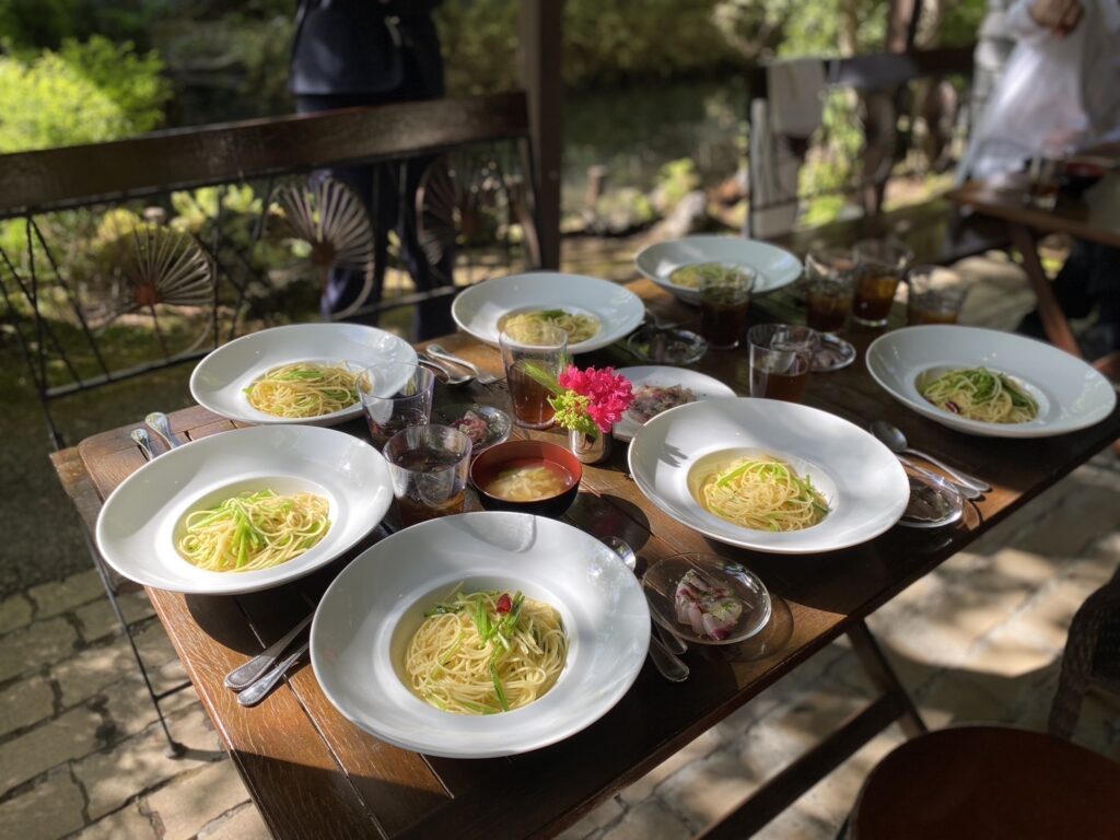 自然に囲まれながらのまかない飯。同じ食卓を囲みながらチームワークを育んでいます