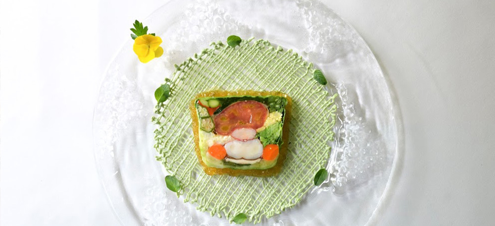プリマヴェーラの看板料理として長年愛され続ける、高原野菜とオマール海老のテリーヌ