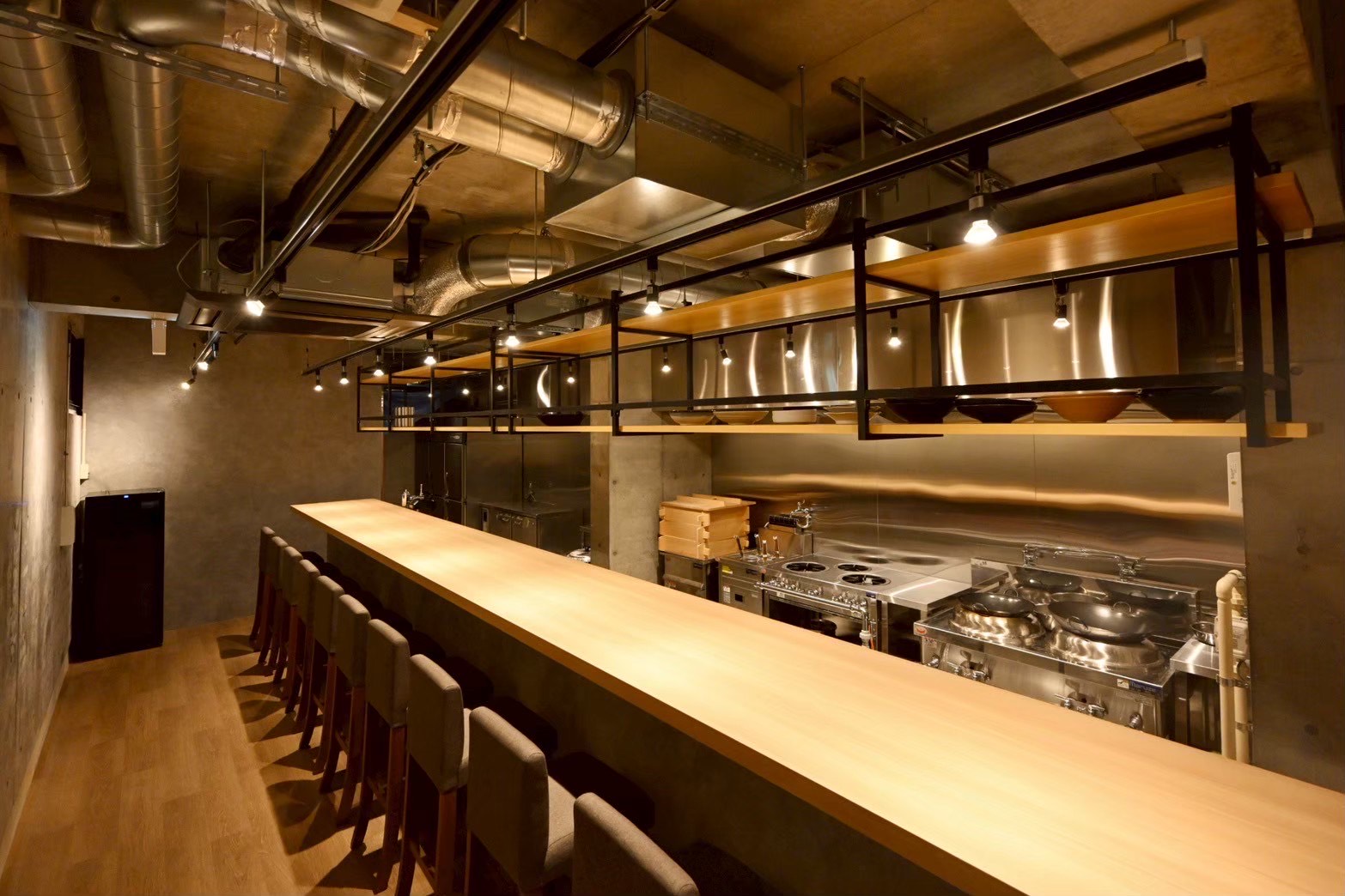 清潔感あるオープンキッチン。ライブ感を楽しめるスタイリッシュな空間です。