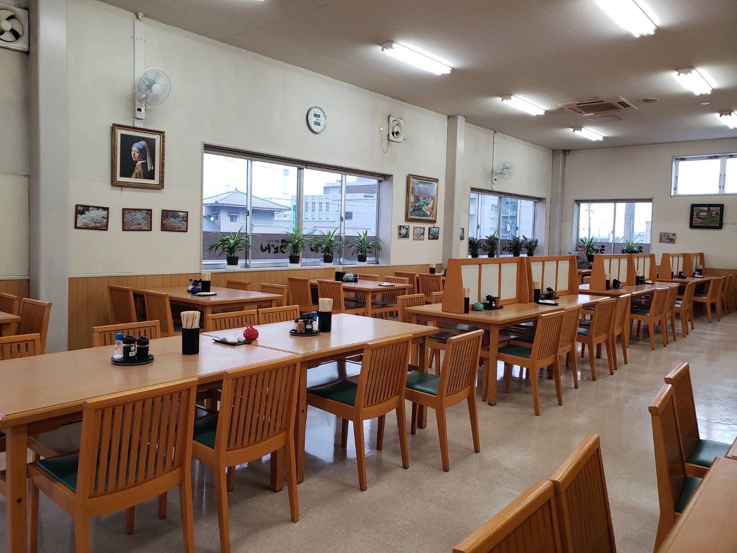 湯気立つ麺の香りに包まれながら、“手づくりの一杯”を届けています!