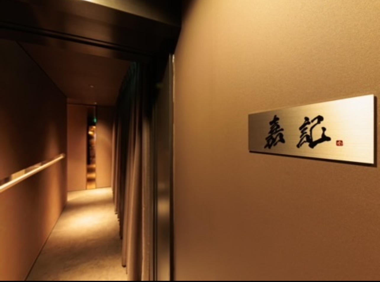 北新地らしい落ち着きと品格を備えた、和の空間です。