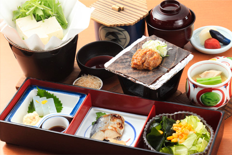 お食事は、飛騨の旬の食材をふんだんに取り入れた本格和会席です。