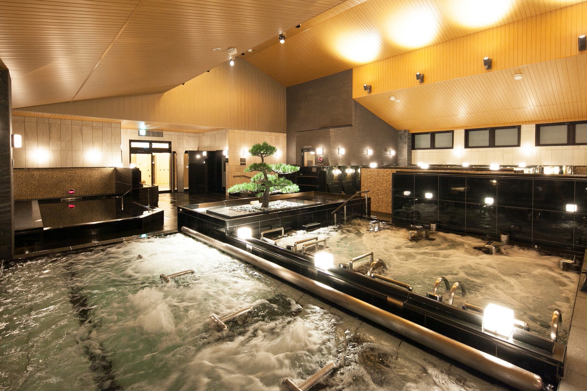 社員とそのご家族は温泉やサウナ・岩盤浴を無料で利用できます。