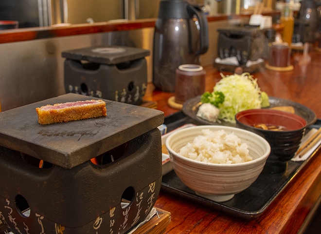 メニューが牛かつ一本に特化。複雑な調理や膨大なメニューを覚える必要がなく業務に集中できます。