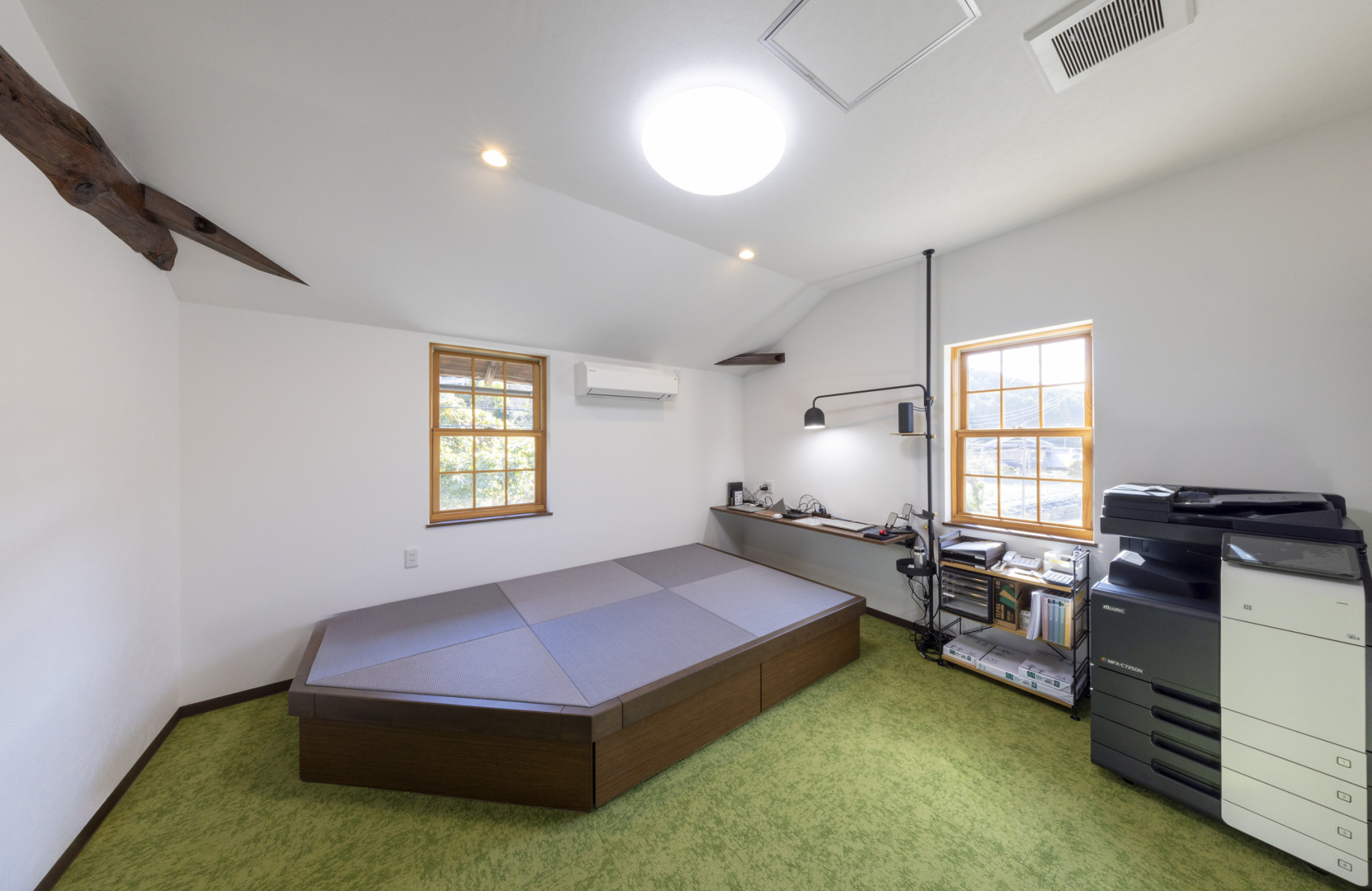 オープン準備は本社で。メニュー・ワイン・サービスの構想を形にする場所です。