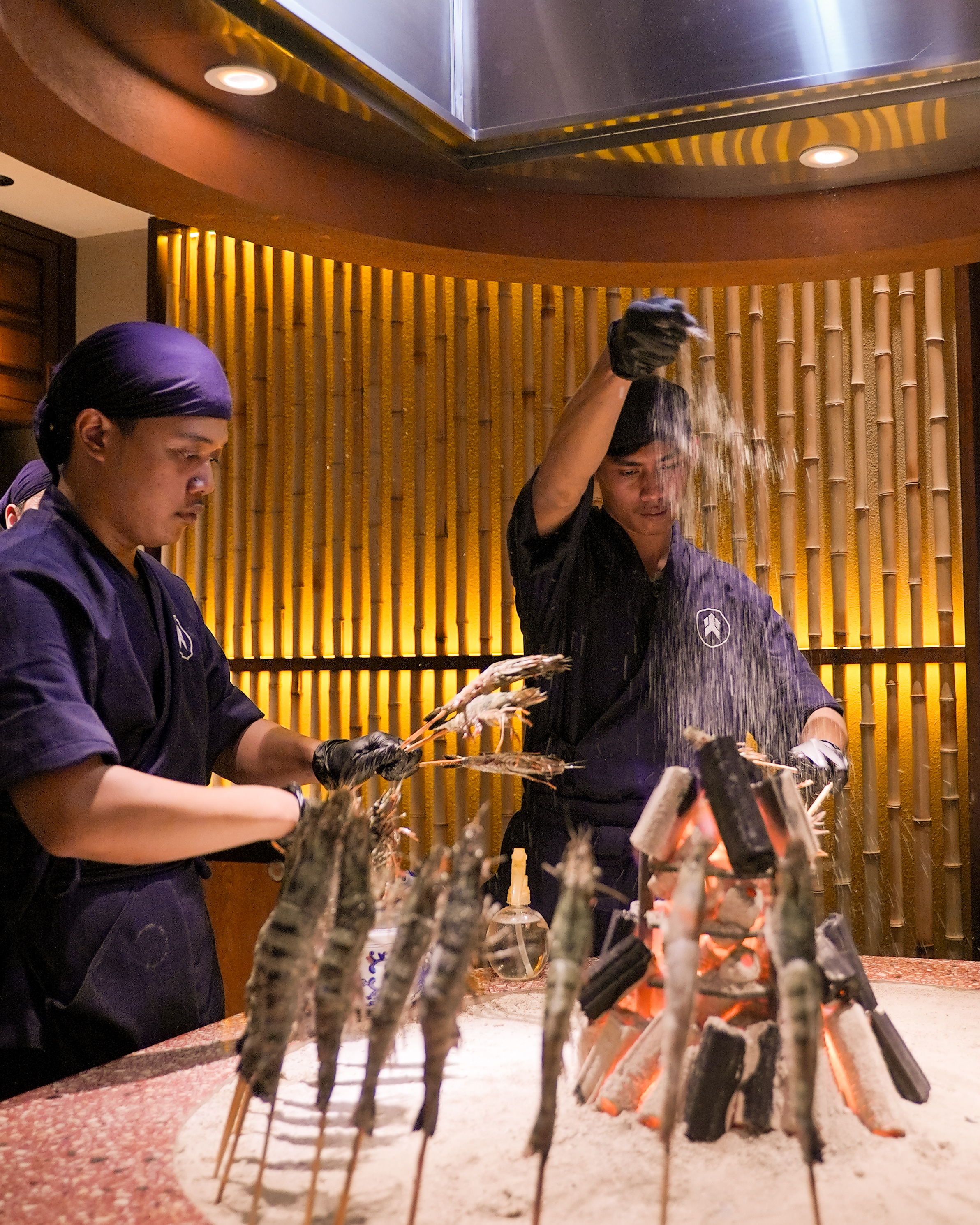 ライブ感あふれるオープンキッチンで、食の楽しさをダイレクトに伝えます。