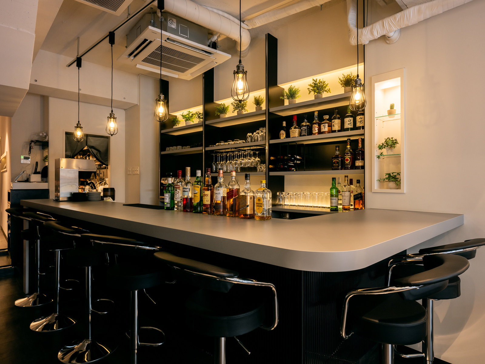 上質な空間で、料理人としての感性を磨く。“モデル事務所が手がける飲食”ならではの舞台です。