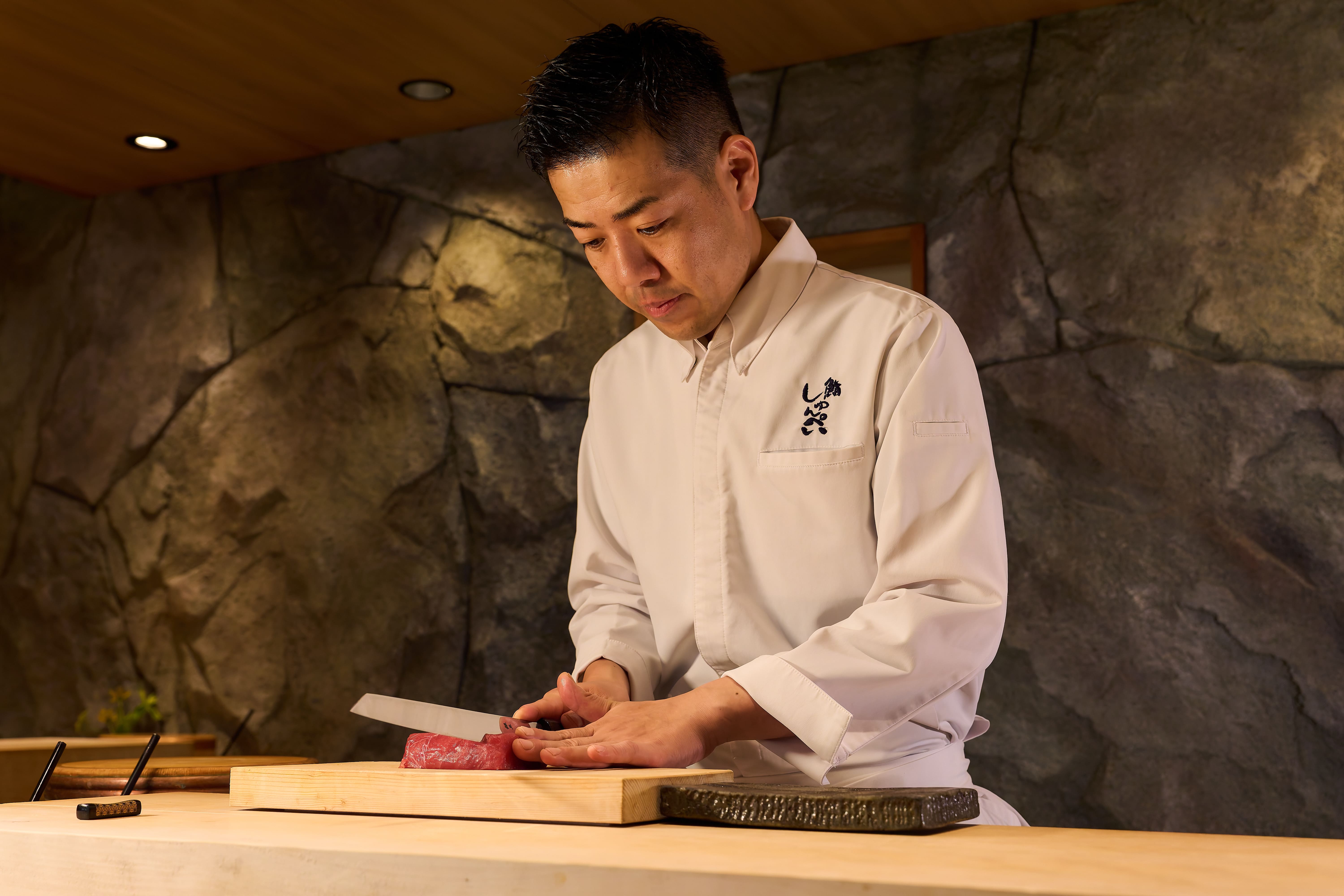 年齢や上下関係に縛られず、店舗を運営しながら技術・知識・運営スキルを磨けます。