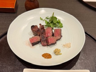 まずは仕込みや盛り付けなど、基本的な調理業務を中心にお願いします。