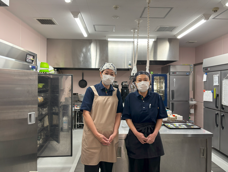 広々とした厨房で働くスタッフの皆さん。チームワークも抜群です！