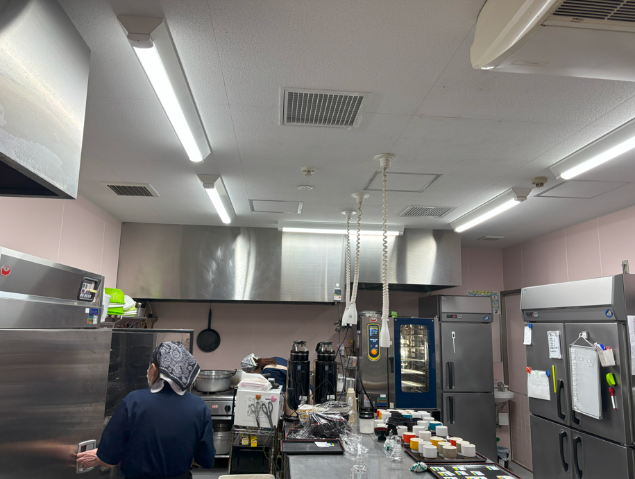 安心と温かさが届くオープンキッチン。調理師として地域に寄り添い、心を届ける仕事、始めませんか?
