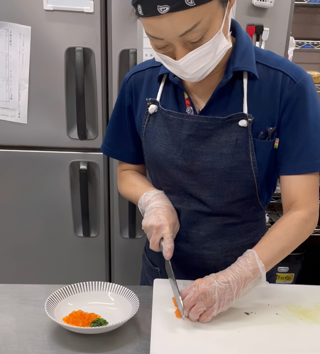 ご利用者様の喜ぶ顔を思い浮かべながら、丁寧にカット中。