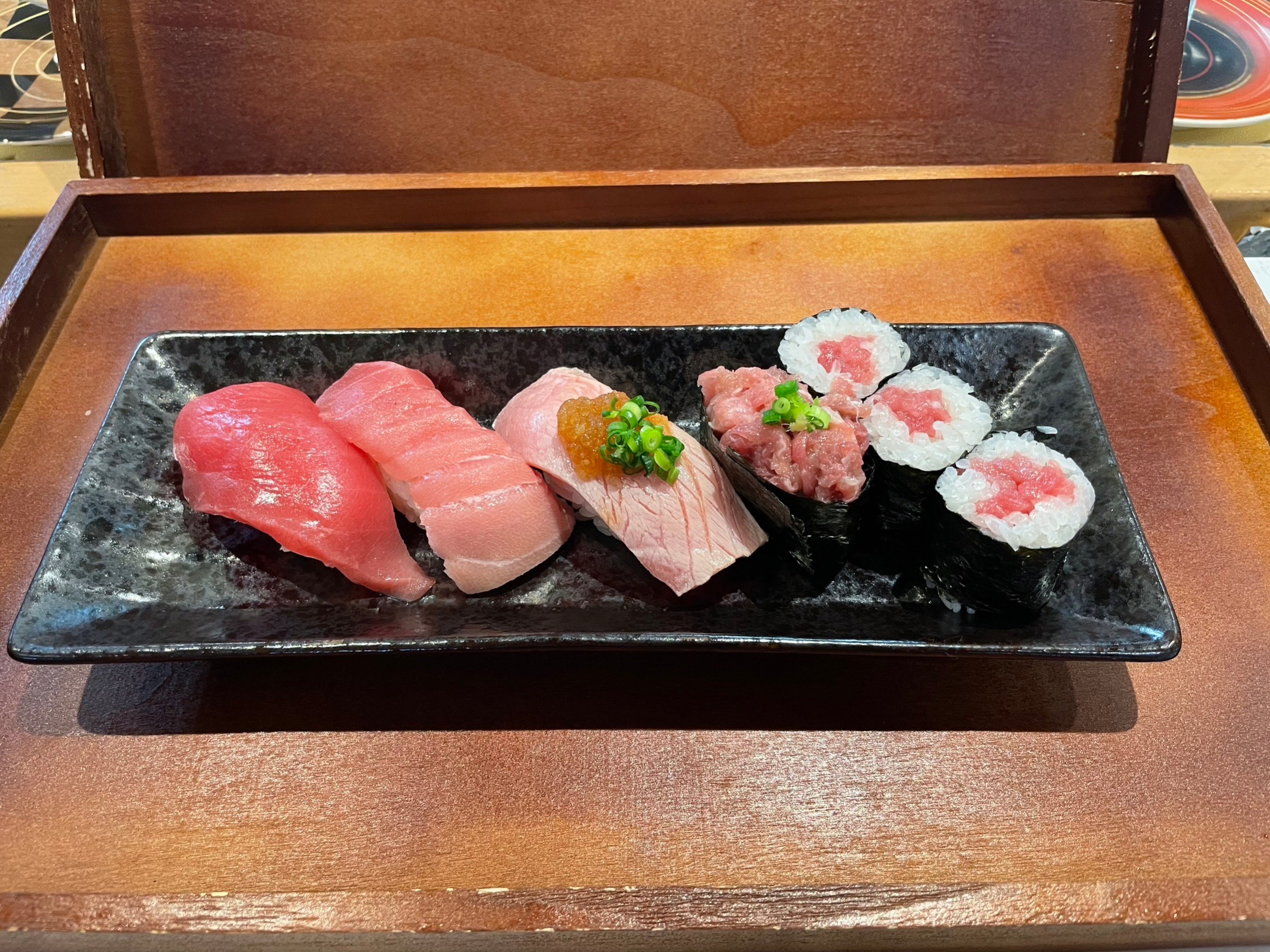 「海都」 新鮮な魚介を使った江戸前寿司を中心に、素材や仕込みにこだわった“グルメ系回転寿司”です。