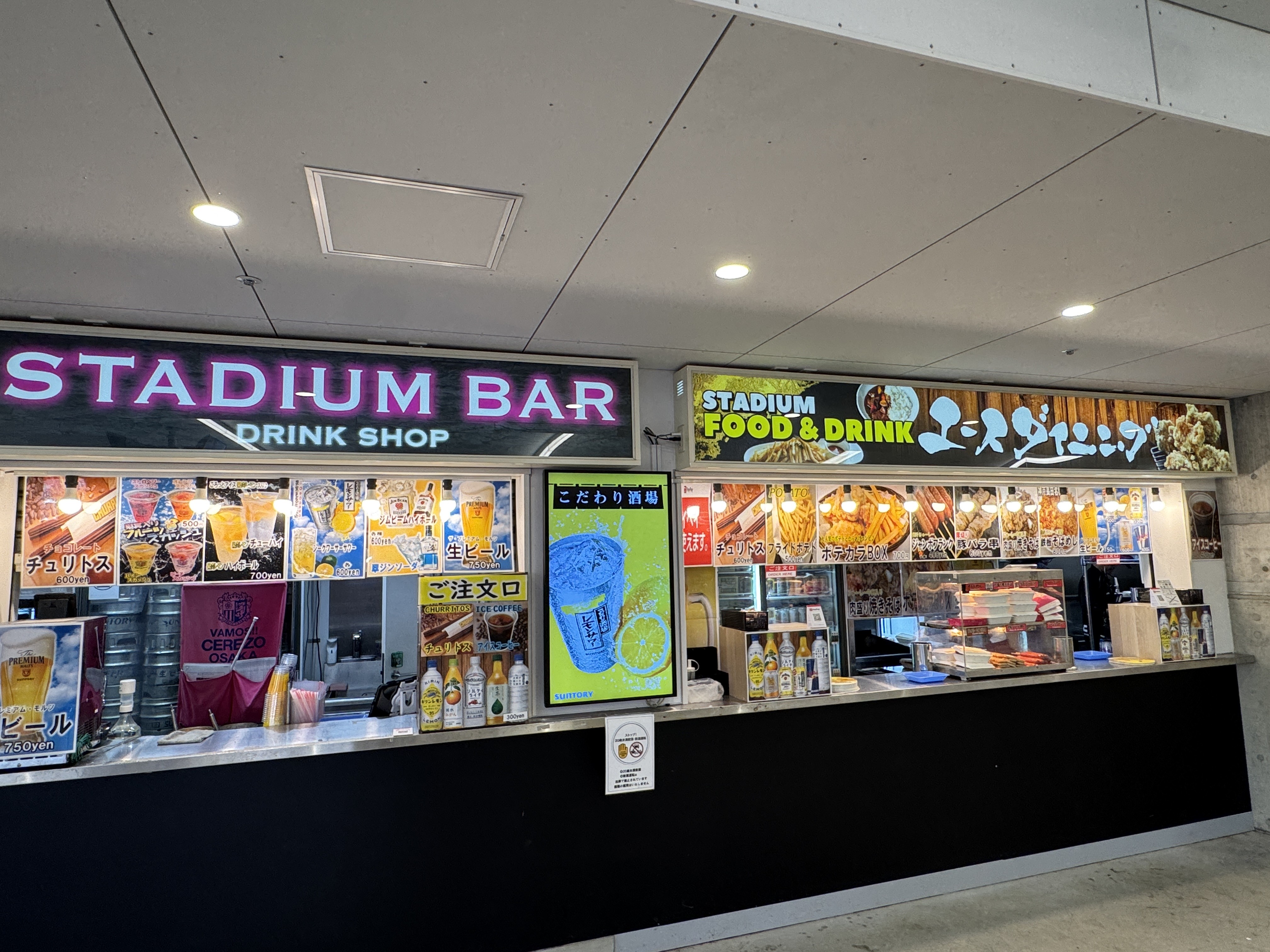 迫力あるブースでファンを迎える。商品陳列も販売戦略のひとつ!