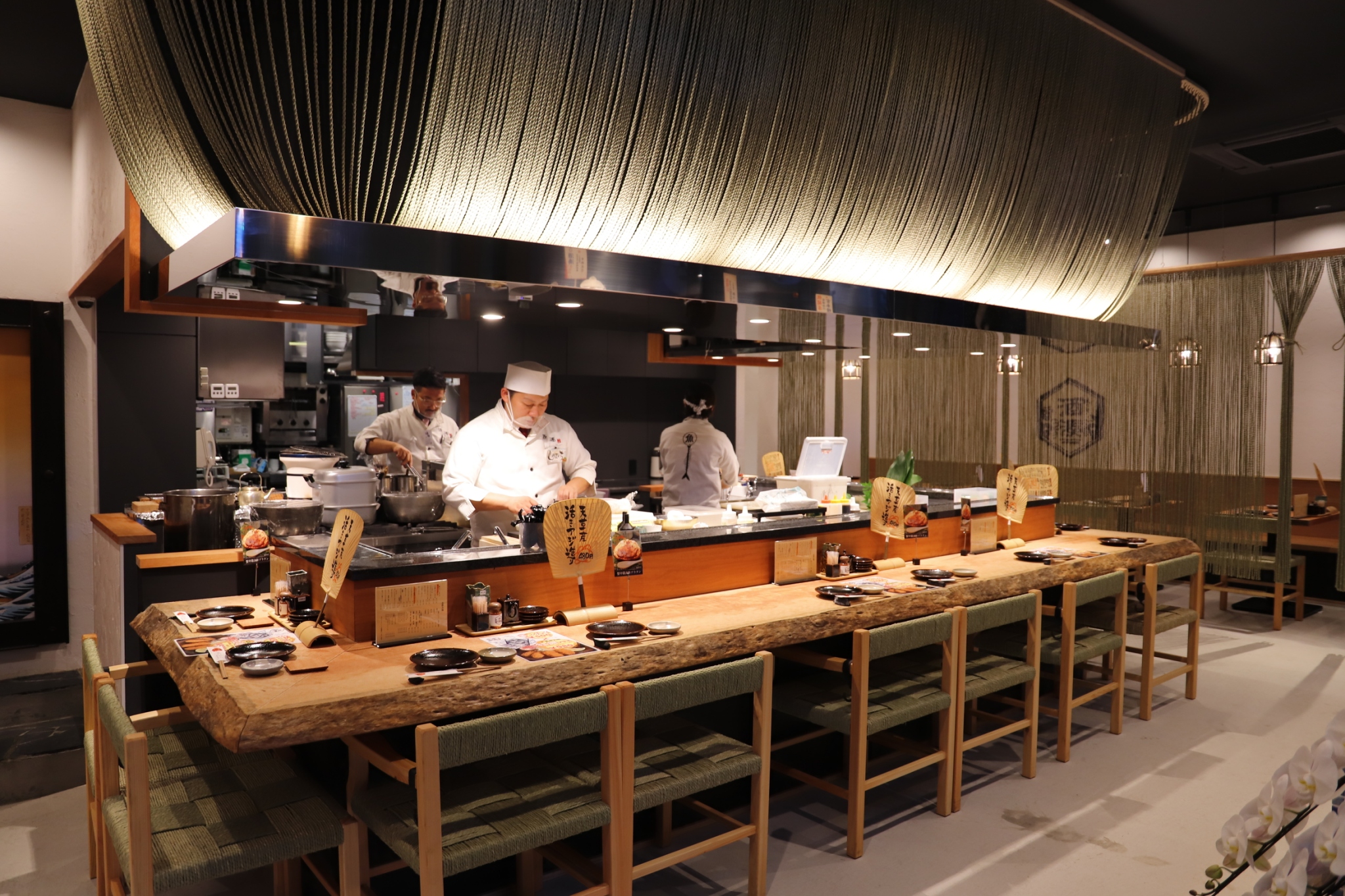 熊本・天草から届く旬の魚介を活かした料理で、地元の魅力を発信。