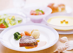 医療・福祉・保育など多様な現場で、“食の専門職”として活躍できます。