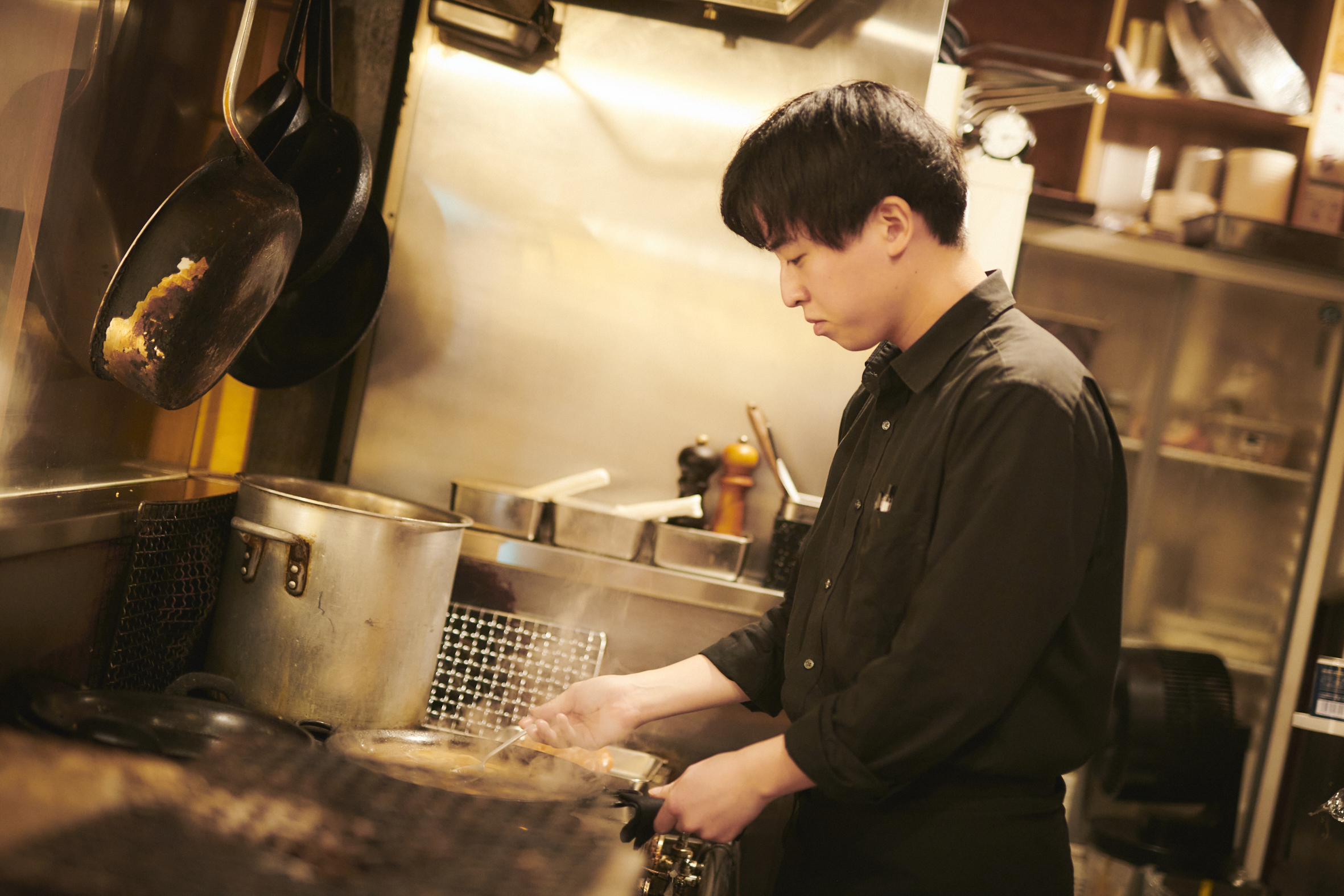 キッチン越しに会話も生まれる、オープンな接客スタイルが自慢です。