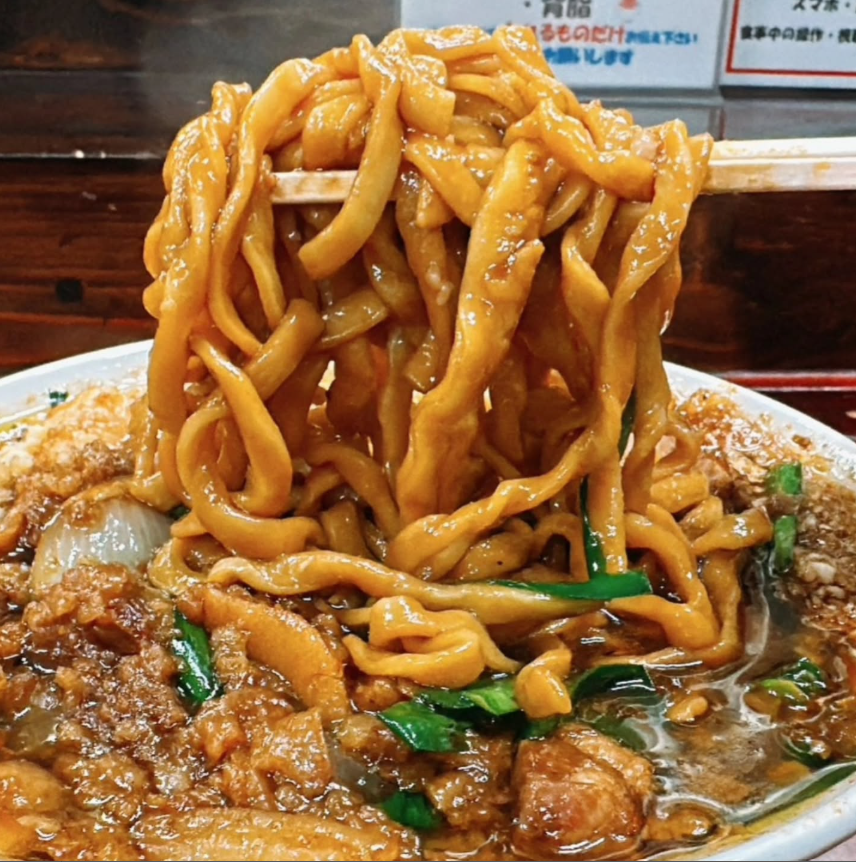 仕込みから湯切りまで、熱気あふれるラーメン現場の最前線。