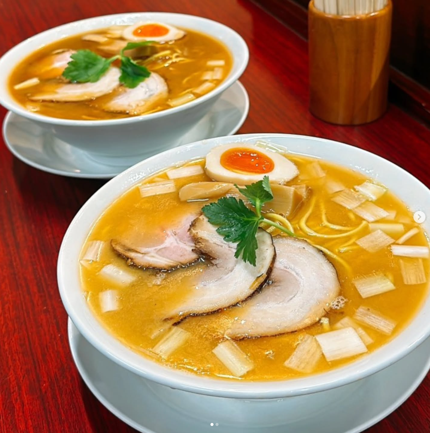 昼は中華そば、夜はスタミナ系。切り替わる2つの顔を学べる。