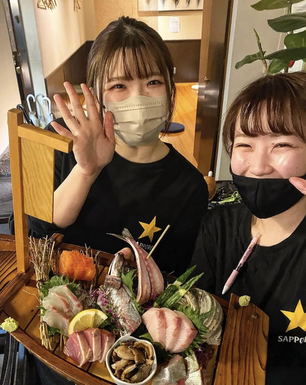 スタッフみんなで協力しながら、今日も元気に営業中!―チームの仲の良さが自慢の職場です。