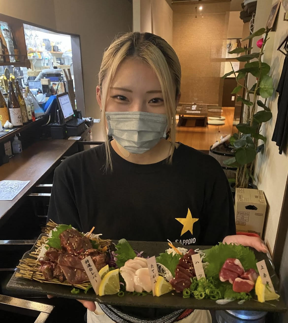 まかない時間は、ほっと一息つける大切なひととき。―仲間との距離も自然と近づきます。