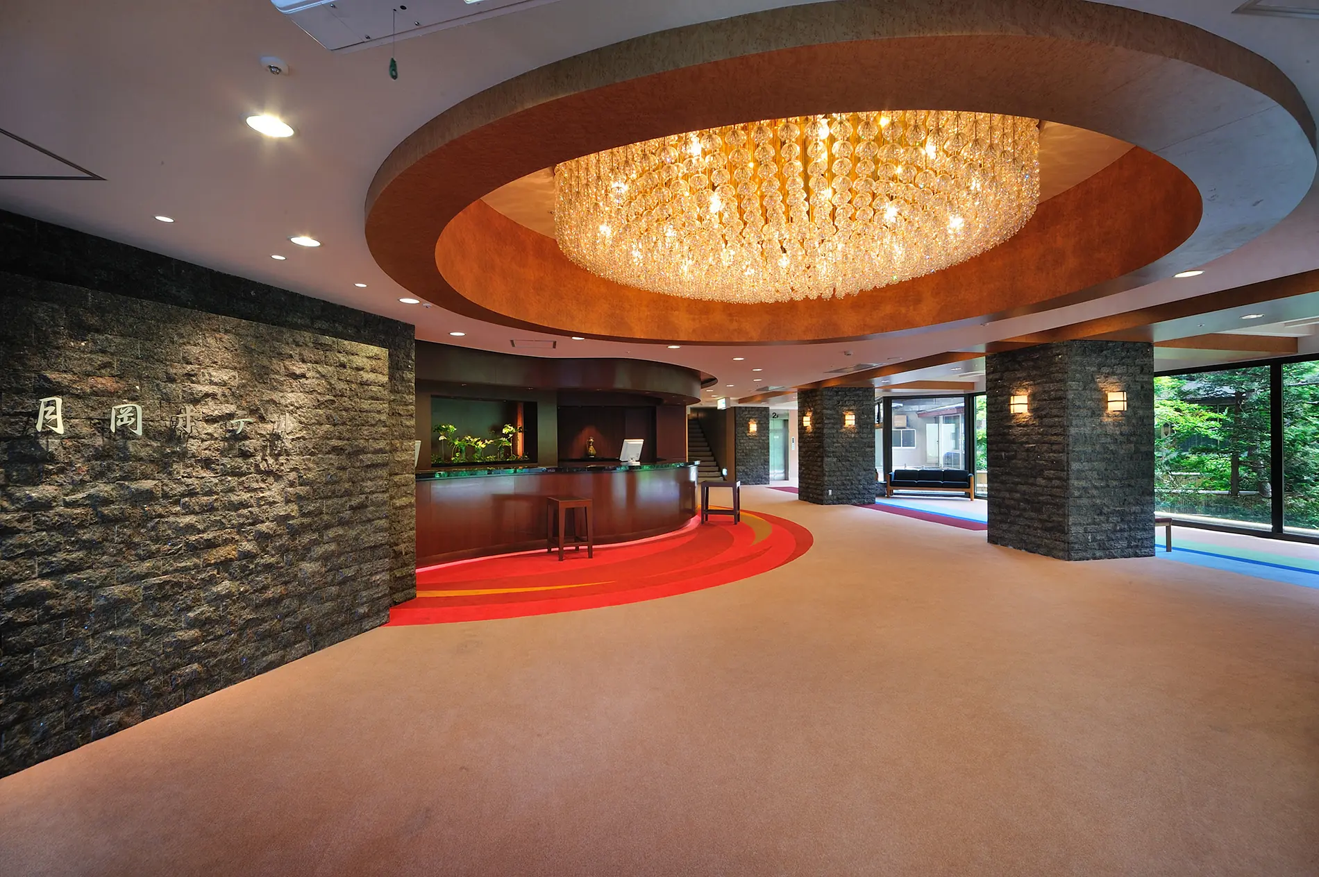 江戸初期の創業からおよそ380年。上山の月岡城外濠跡に佇み、美しい庭園に包まれた上山温泉の老舗旅館。