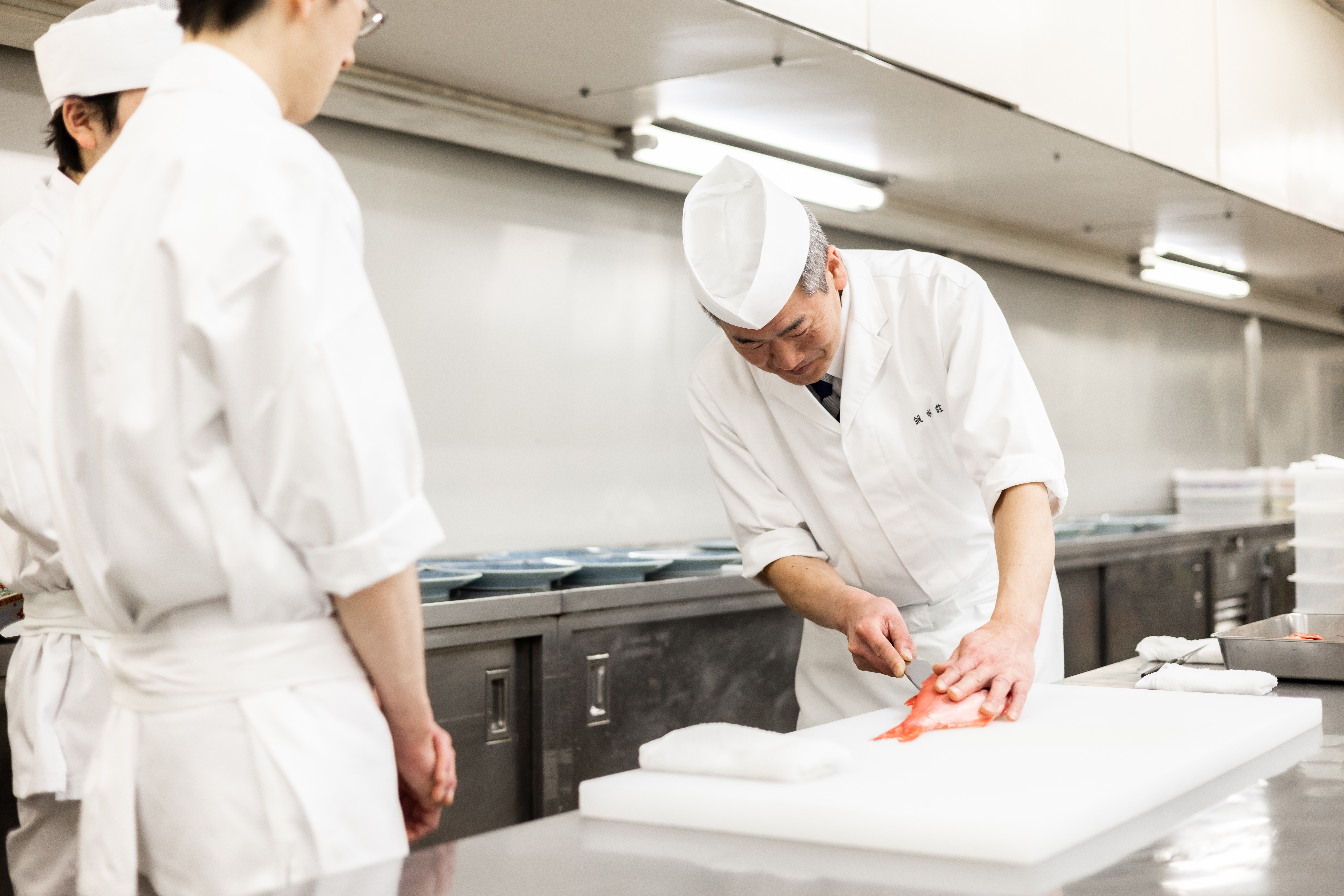 ハンバーグや煮魚など、やさしい味で仲間を元気づける調理のしごとです