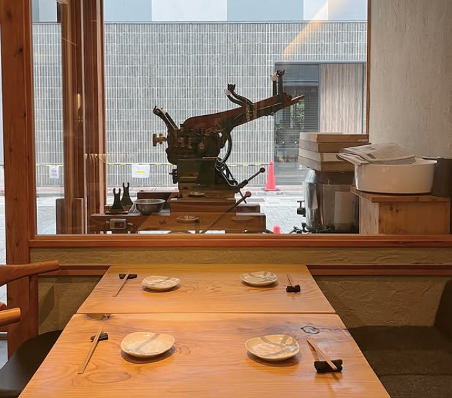 麺製機が店内にあり、お客様の目の前で製麺します。すべてイチから手作りが当社のこだわり!